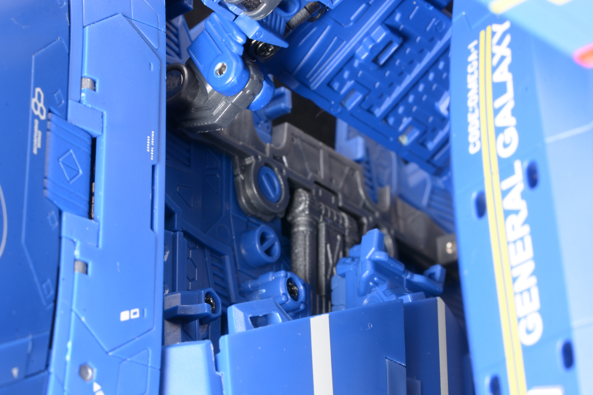 移動させることでバトロイド時のバックパックの位置が定まる