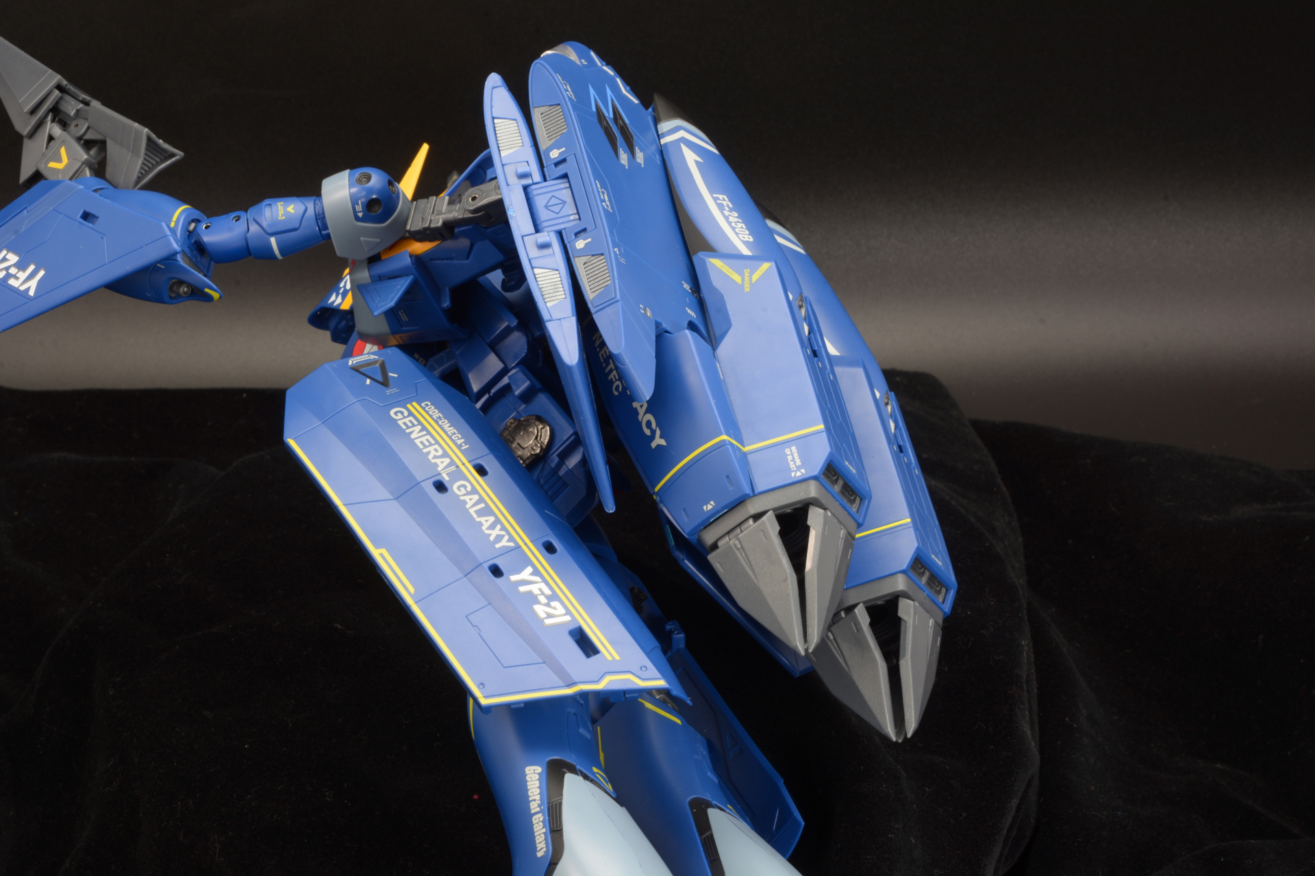 バックパックのエンジンブロックをさらに押し込みコンパクトに。主翼を内側に折畳む