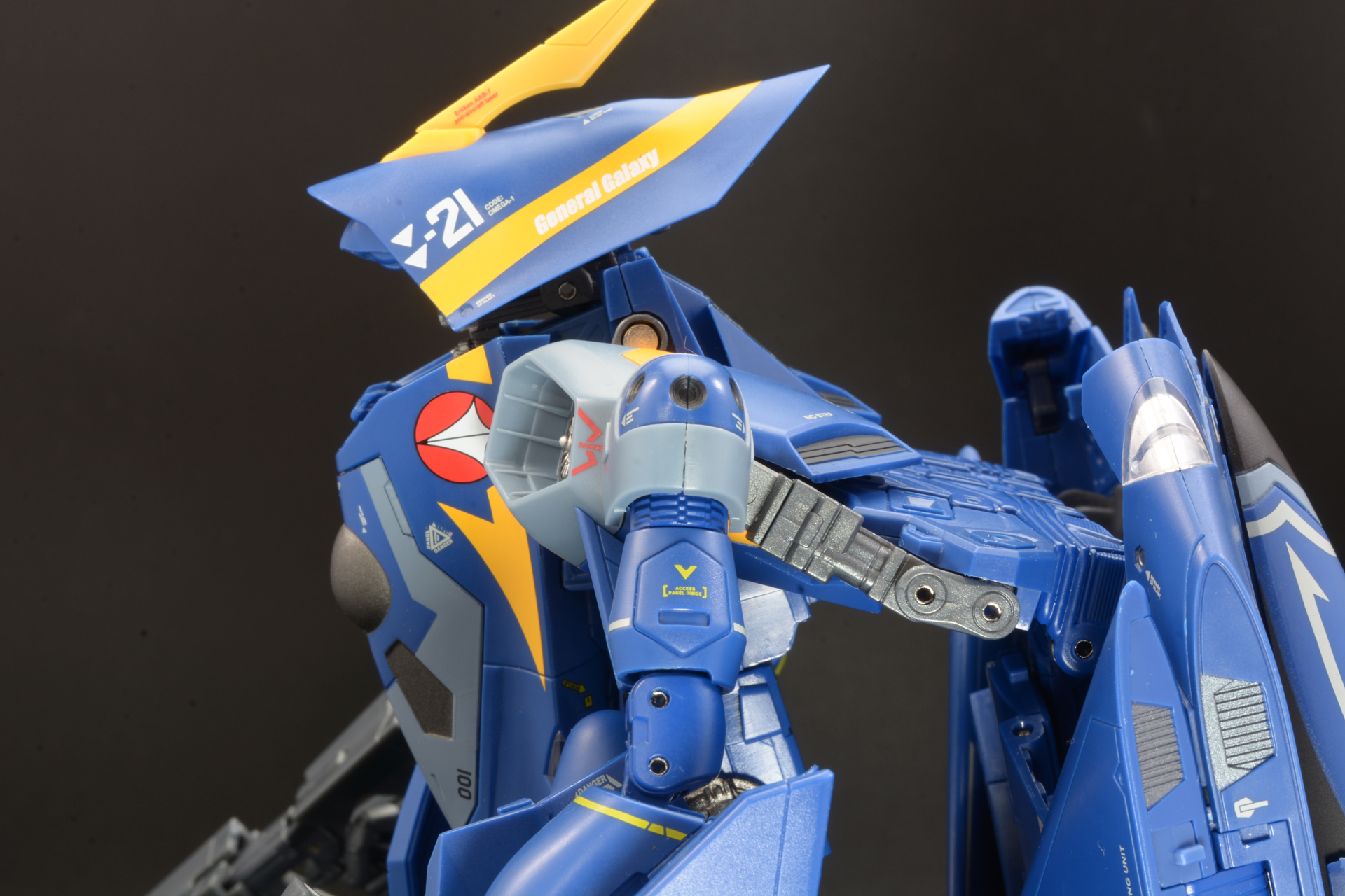 バトロイドへの変形のクライマックスと言える胸部分の移動。ガウォークからの変形時は、胸ブロックは胴体の中央近くにある