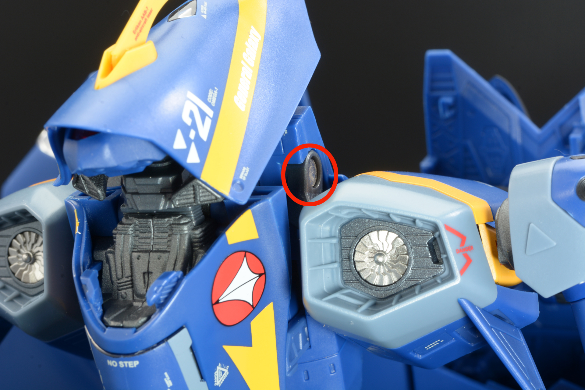 胴体と胸ブロックを繋いでいる灰色のパーツを水平にすることで、胸ブロックを上側に移動させる。最初は接続部分がちょっと固い。付け根と胸ブロックの接続部分両方がきちんと動くように意識したい