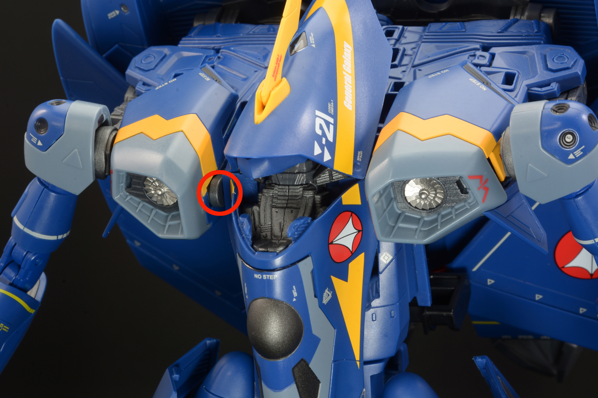 胴体と胸ブロックを繋いでいる灰色のパーツを水平にすることで、胸ブロックを上側に移動させる。最初は接続部分がちょっと固い。付け根と胸ブロックの接続部分両方がきちんと動くように意識したい