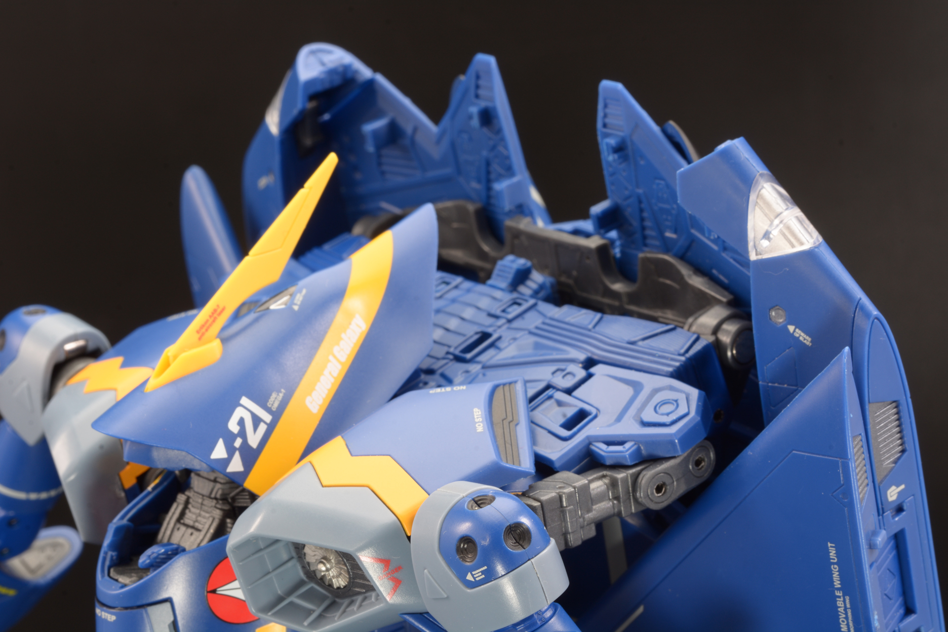 胸ブロックの位置とバックパックの位置を調整する