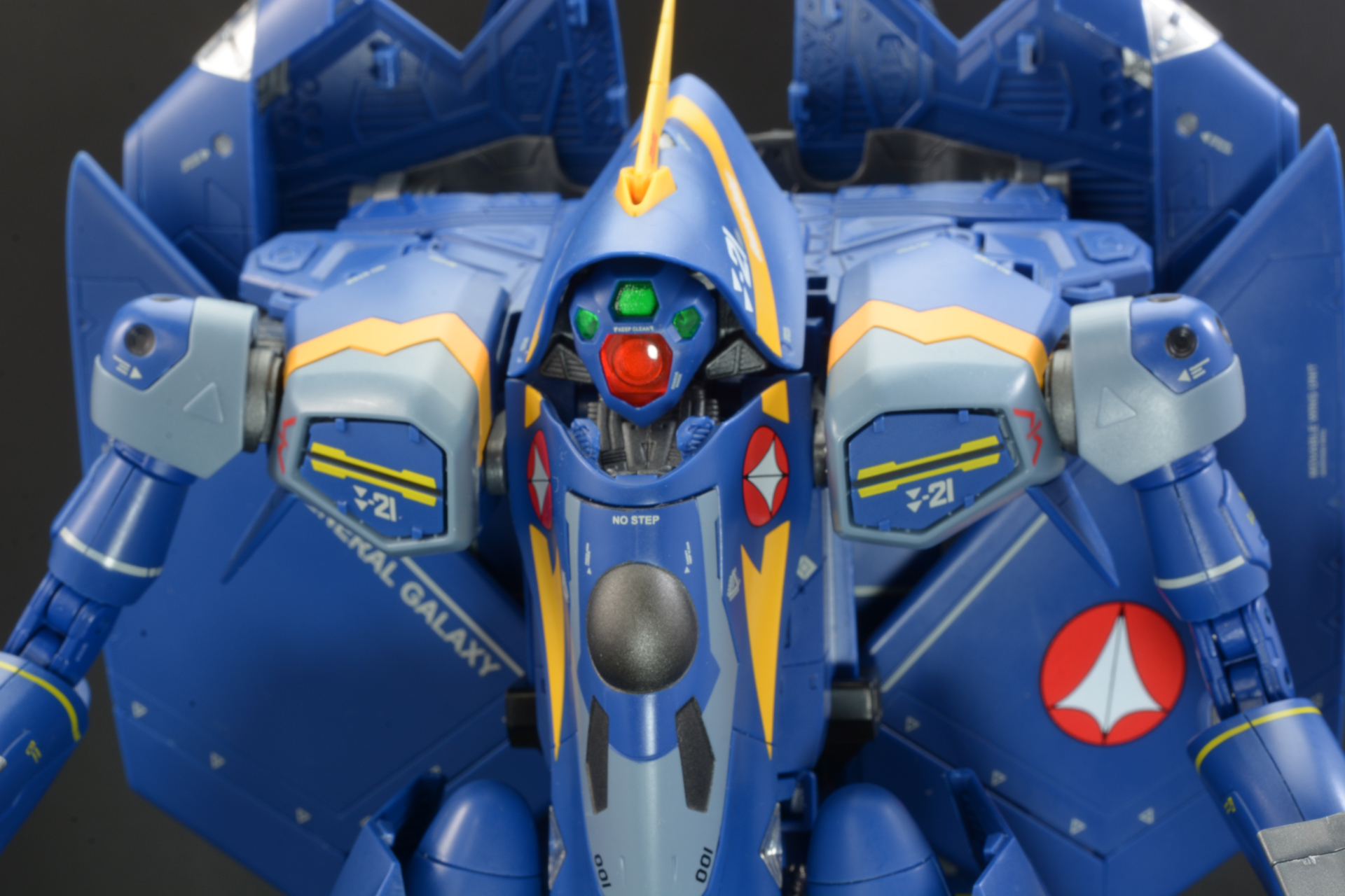 顔を引き出し、インテークにカバーを付けて変形完了だ