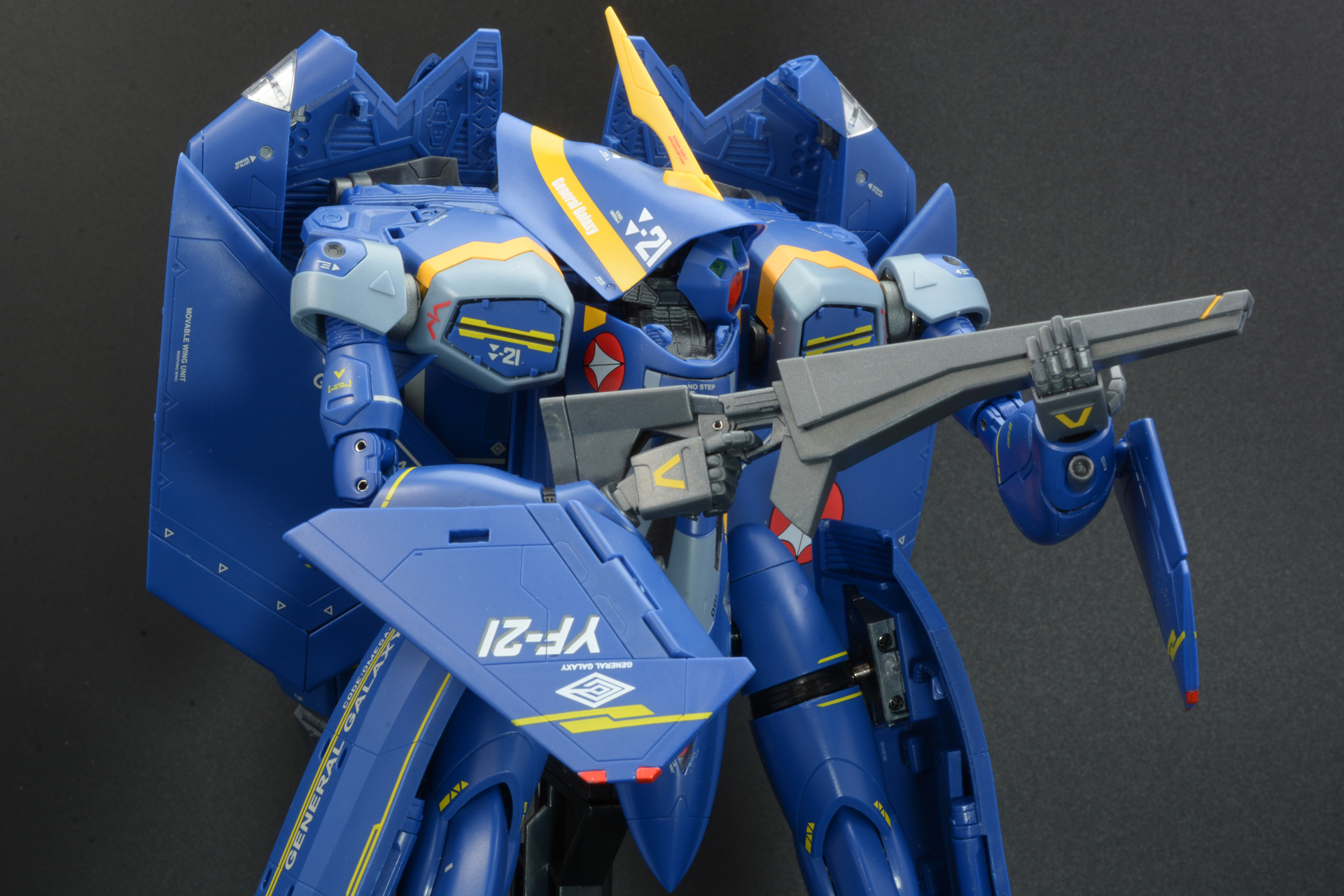 腕の自由度は高く、スムーズにガンポッドの両手持ちも可能