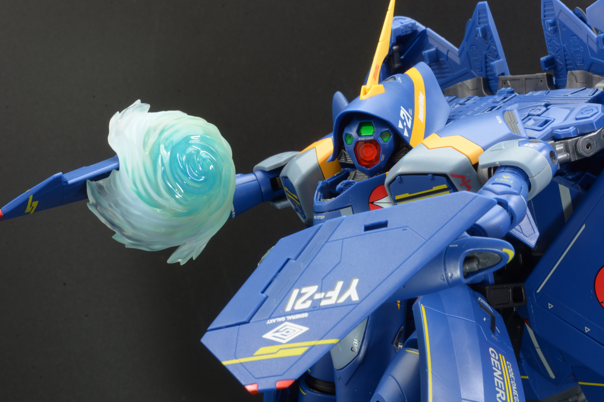 手首を差し替えピンポイントバリアパンチも再現。エフェクトパーツは2つ用意されている