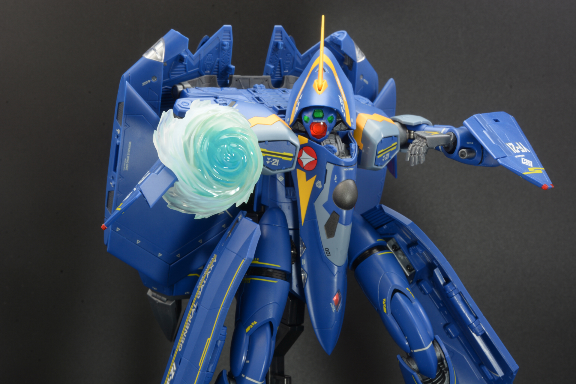 手首を差し替えピンポイントバリアパンチも再現。エフェクトパーツは2つ用意されている