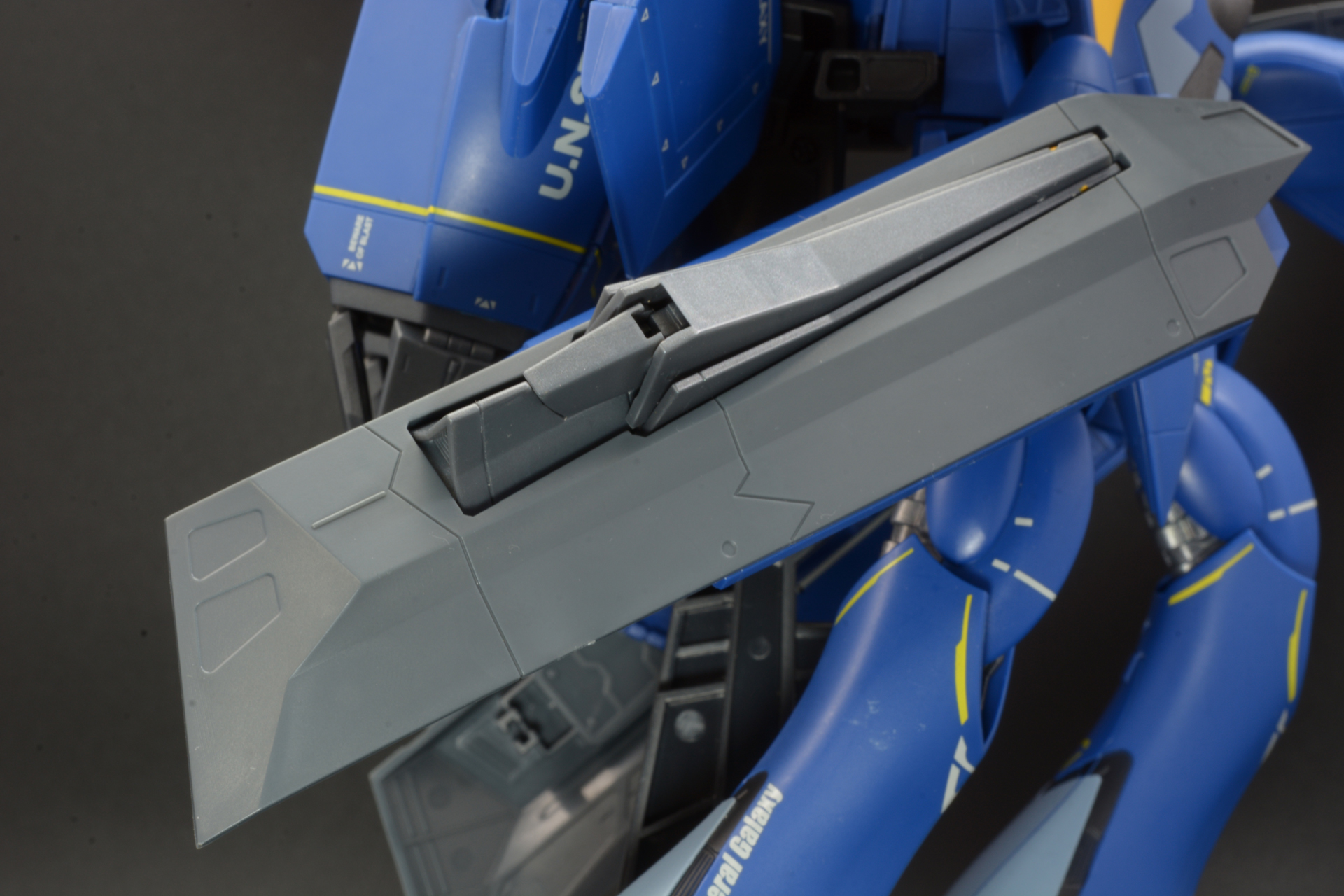 前腕と腰の装甲部分に装備する