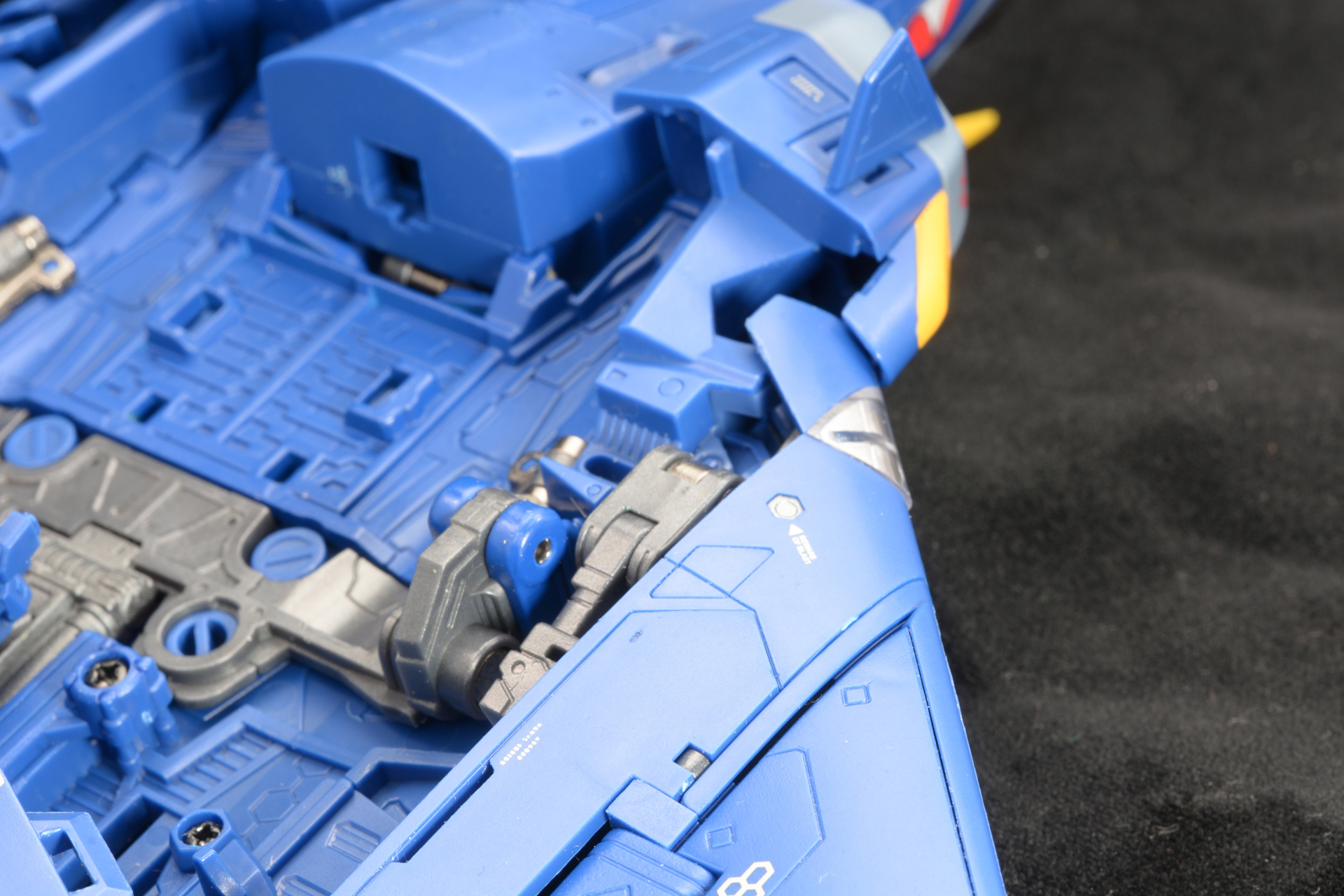 アームの基部を回転させ収納、翼の付け根もファイター時に戻す