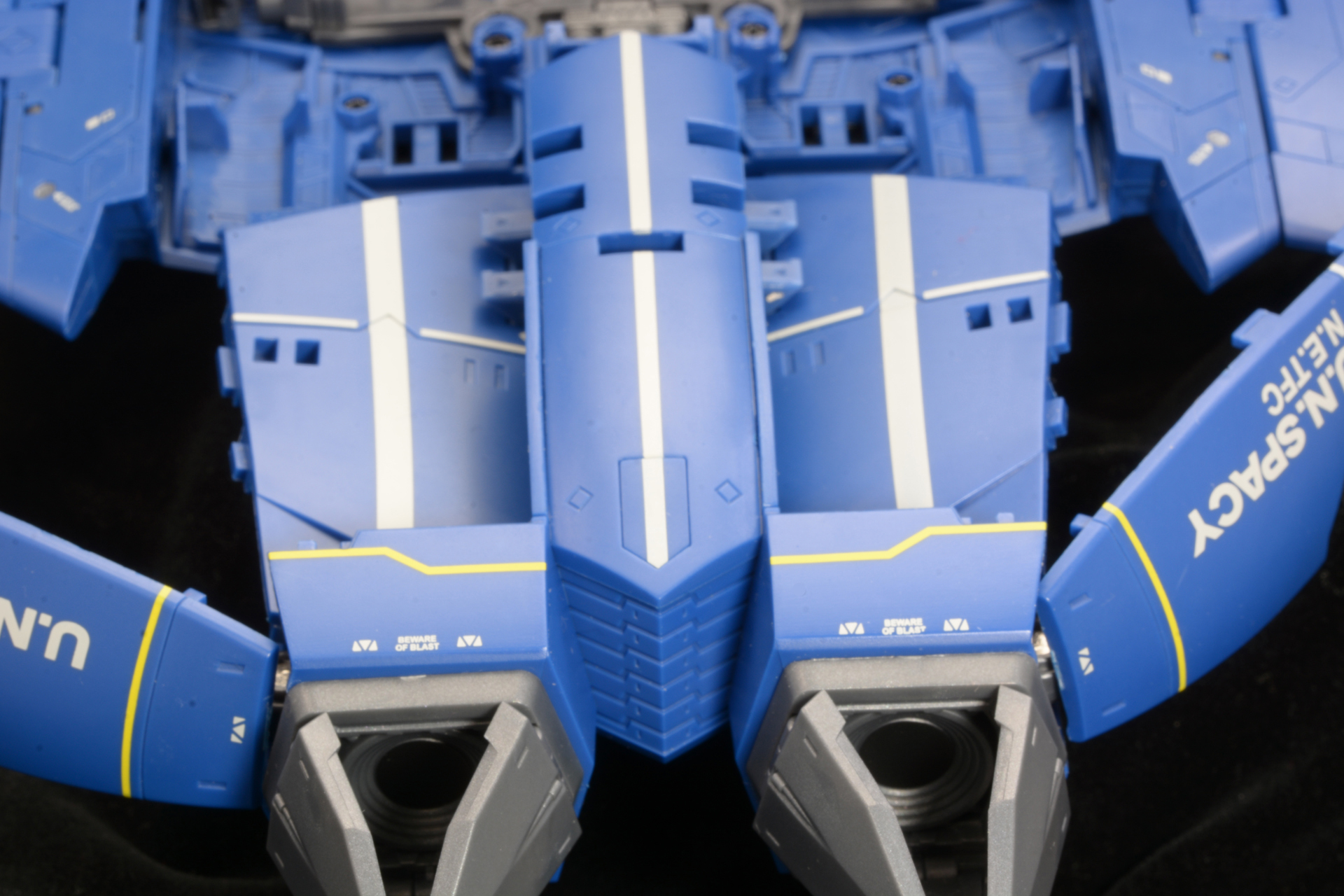 エンジンブロックをファイター時の位置まで引き、底面の装甲を押し込む