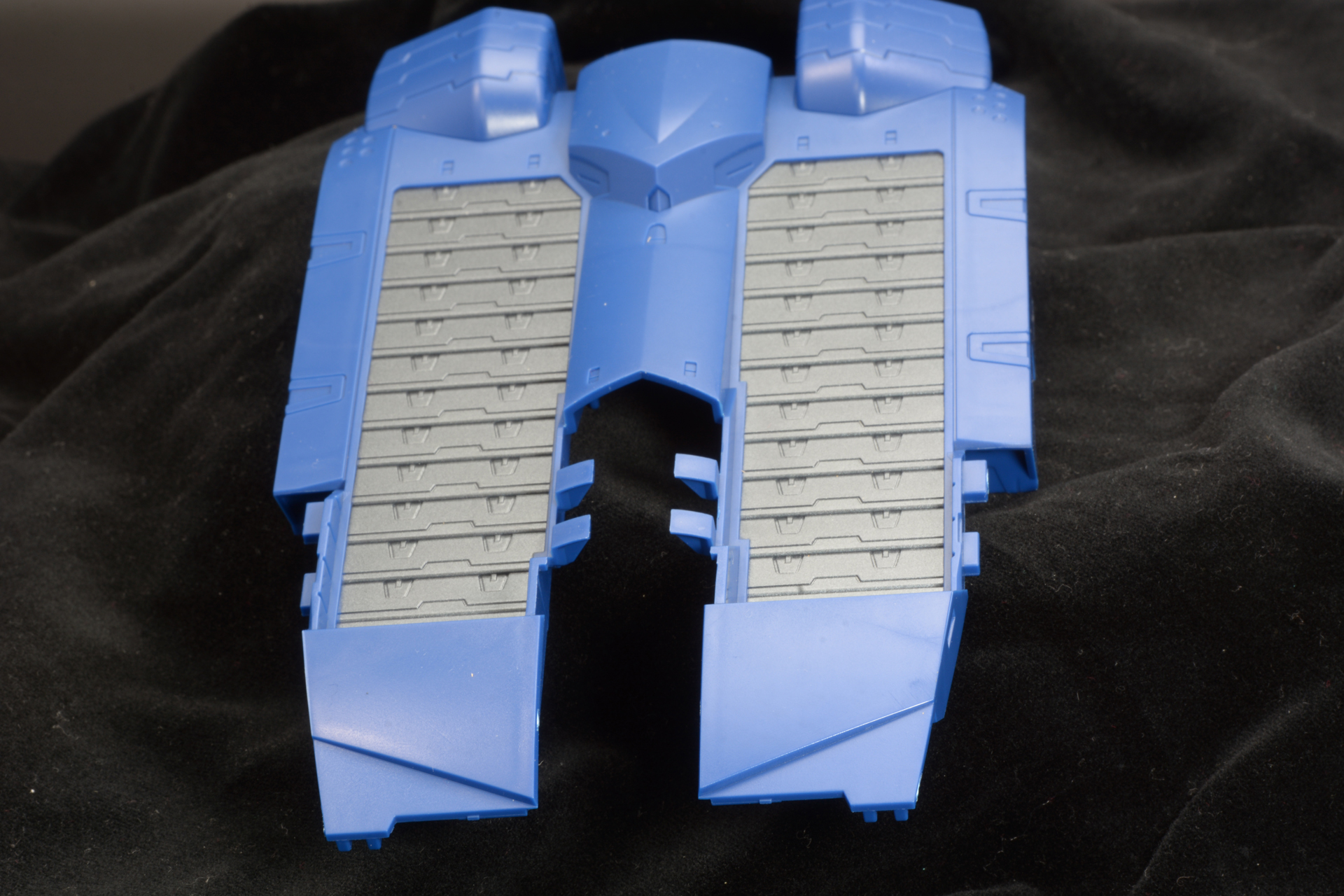 かなり大型のカバーパーツで底面をしっかり覆う