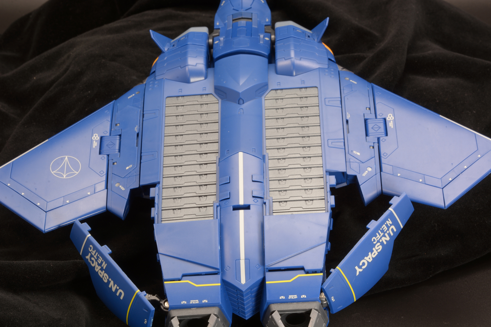 かなり大型のカバーパーツで底面をしっかり覆う