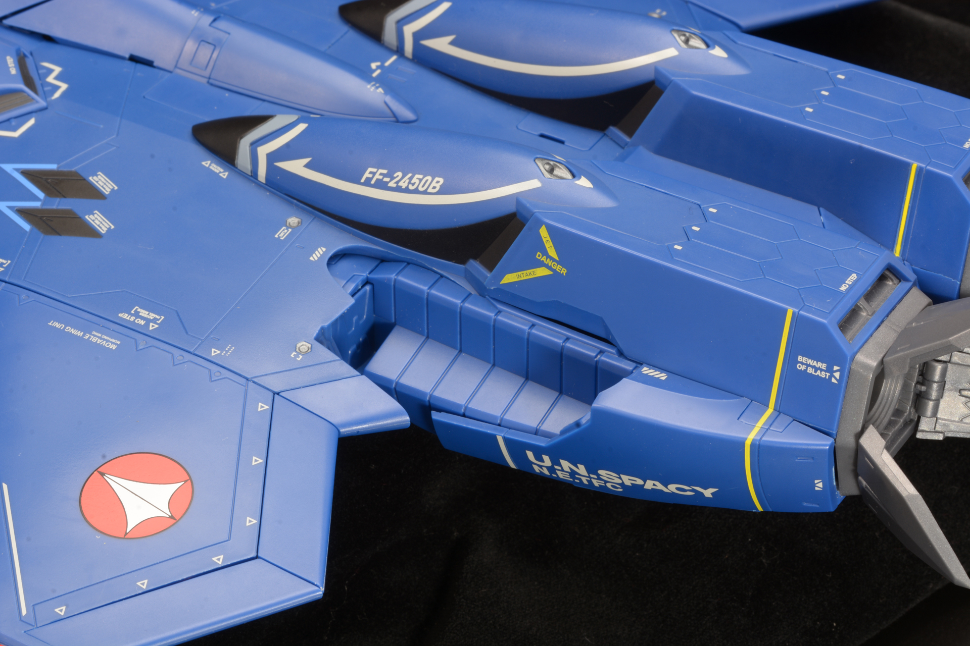 側面もシャッターパーツで多い、装甲を閉じる