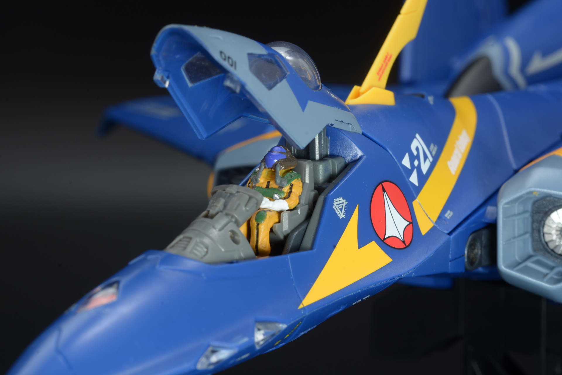 コクピットとキャノピーはファイター/ガウォーク時のものに