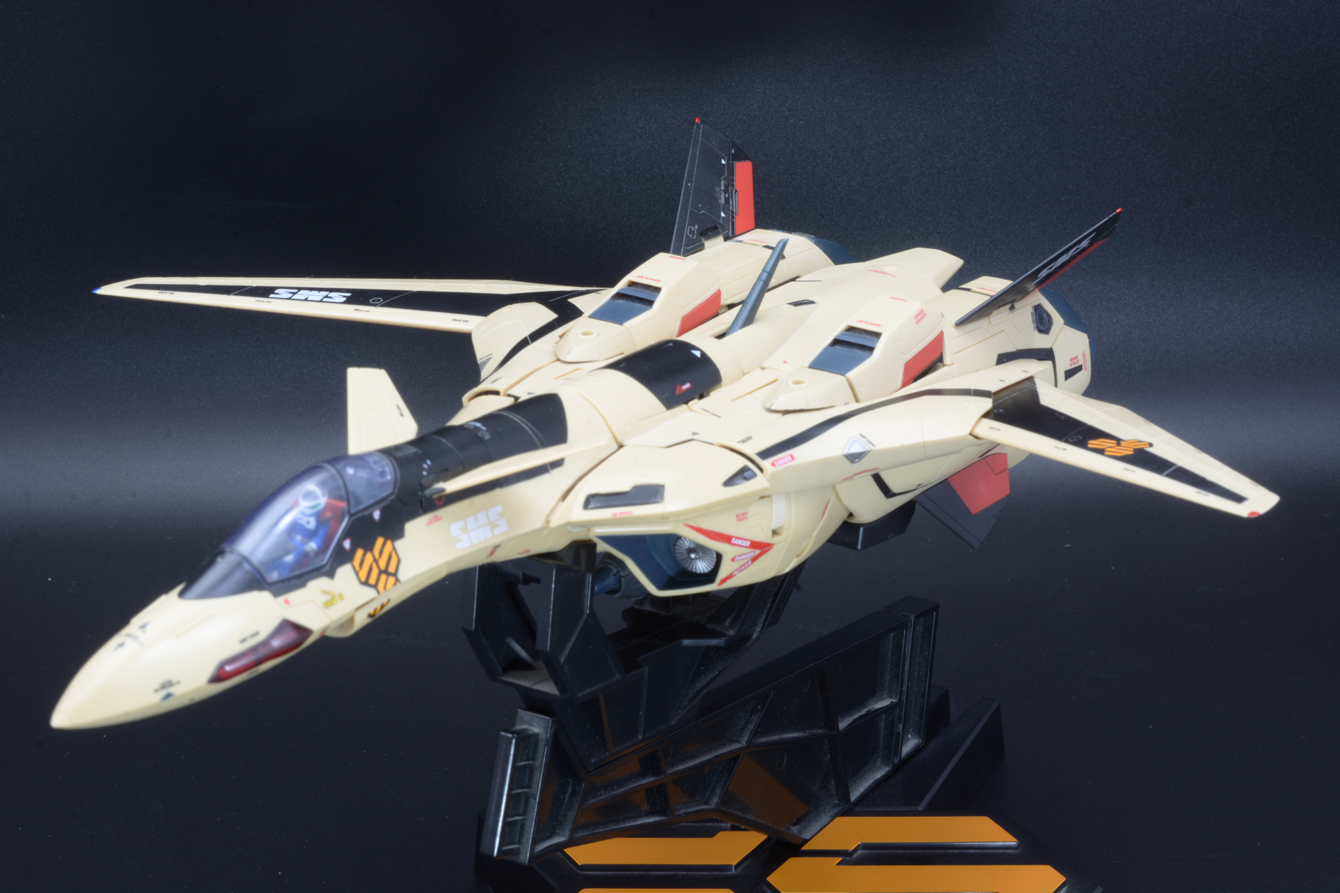 VF-19をモチーフとした初めてのDX超合金となった「DX超合金 VF-19ADVANCE」。今回はこれを使って対決シーンを演出してみる