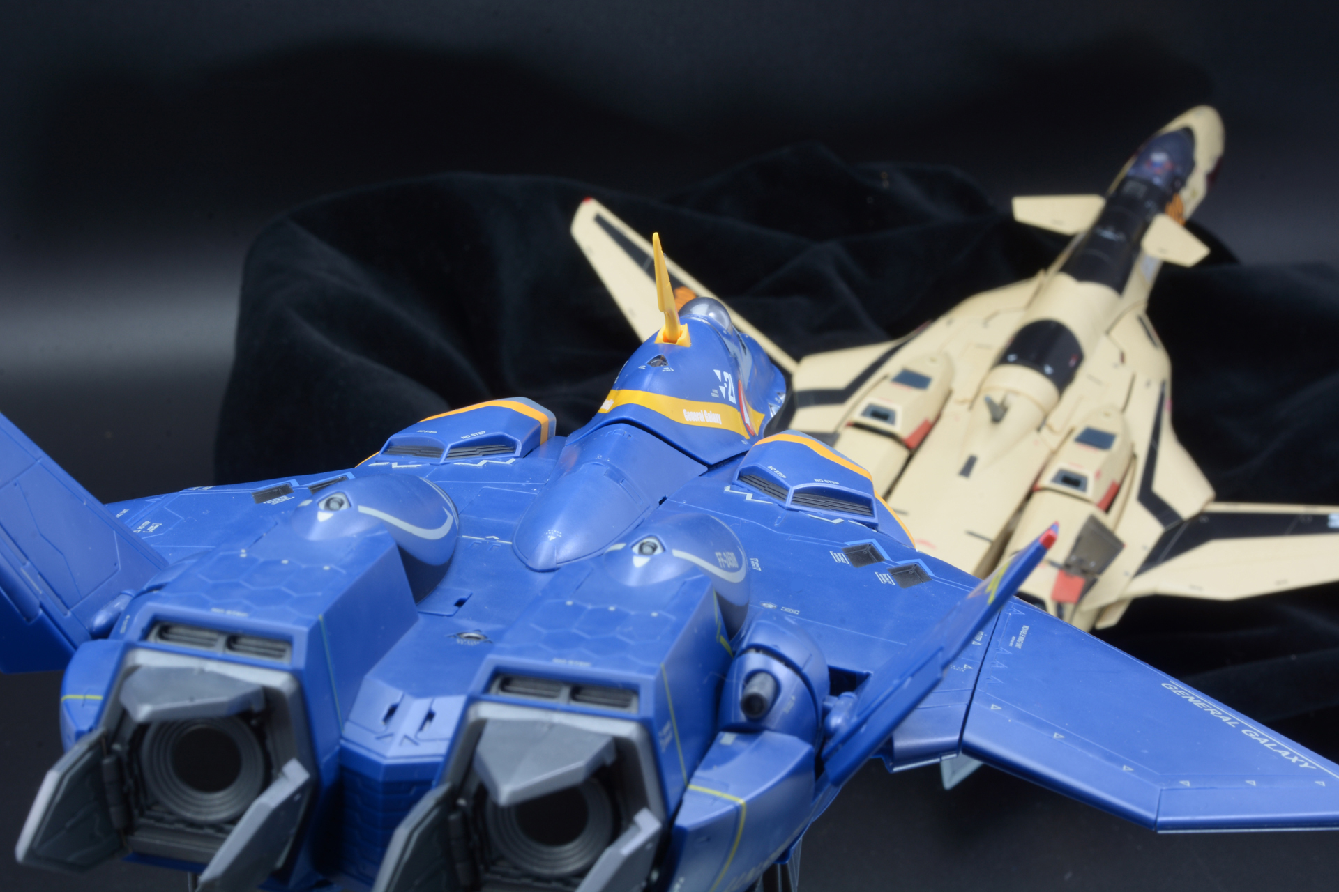 YF-21が後ろを取り、攻撃を加える