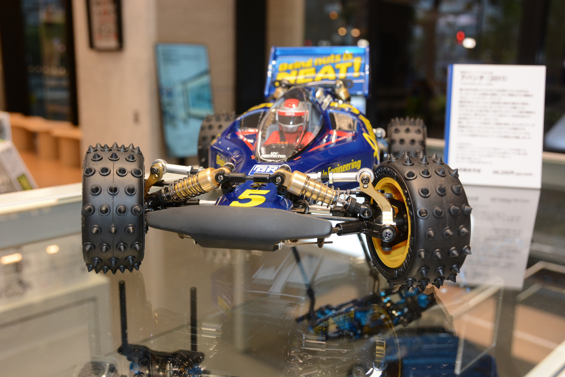 ダンパーは前後とも金属製シリンダー採用のオイルダンパー