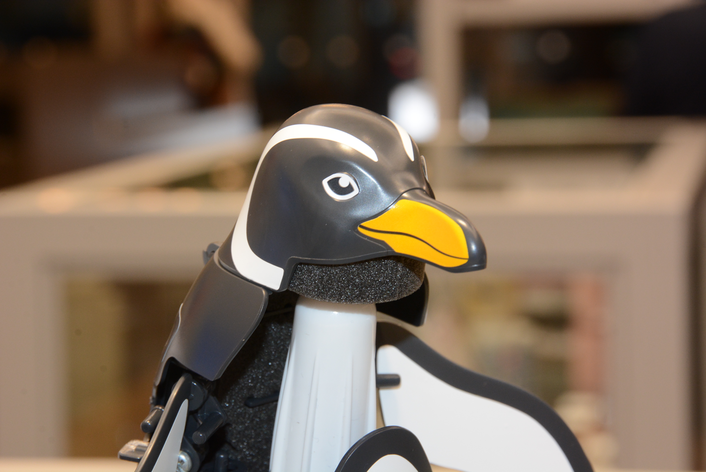 耐水性のステッカーでペンギンらしい顔つきに