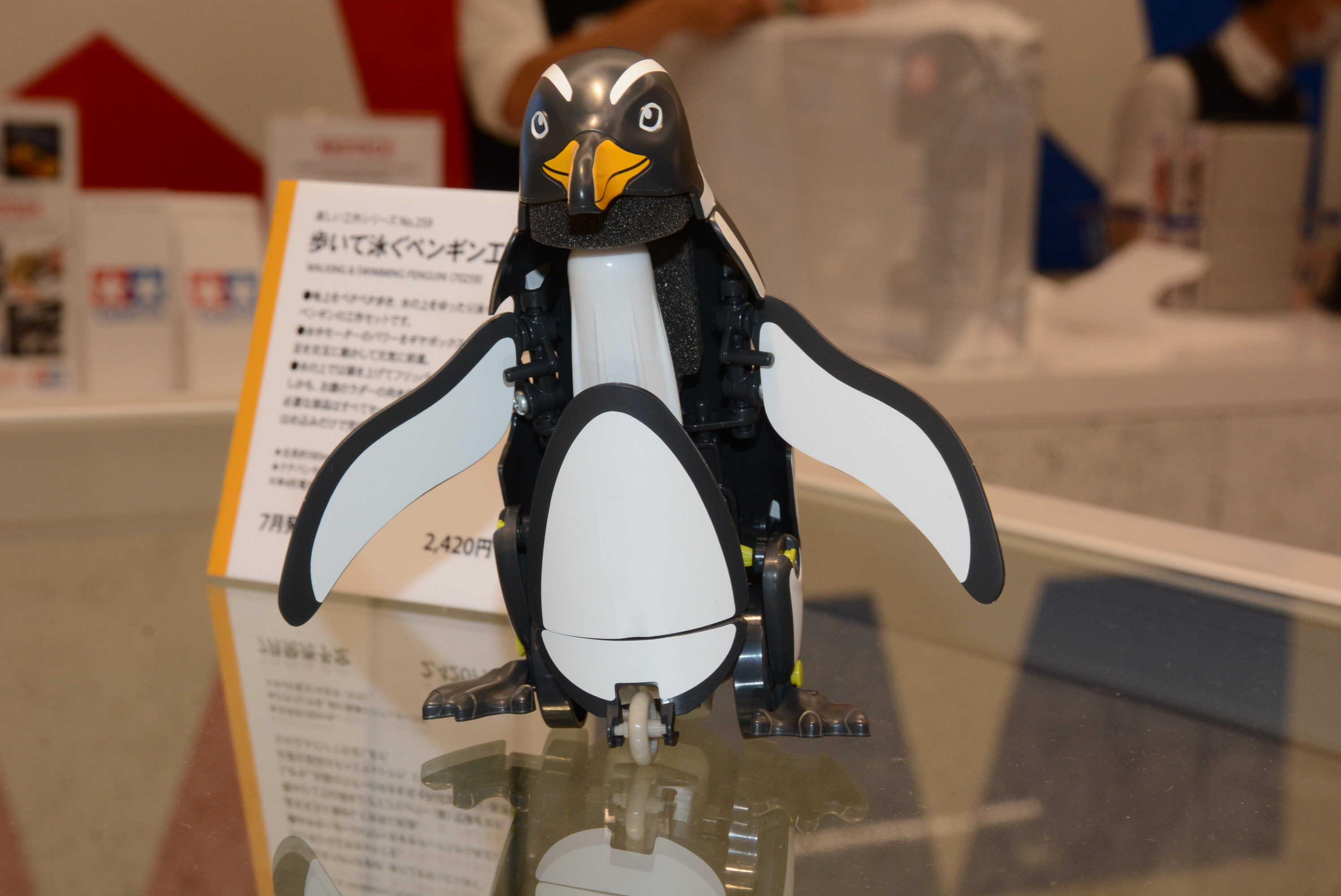 ホイールについた足はペンギンのよちよち歩きを表現