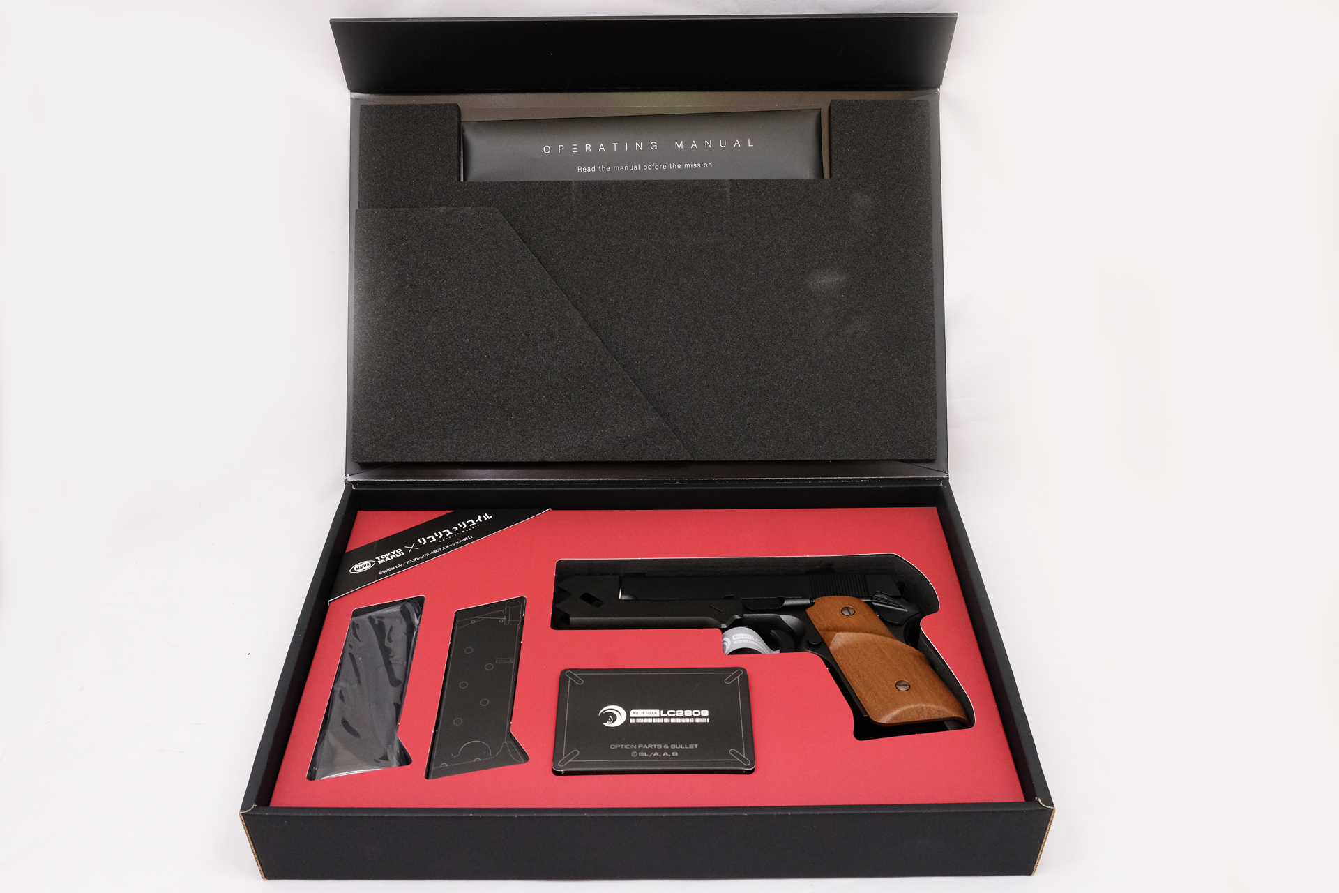 開閉はマグネット式になっているこだわりよう