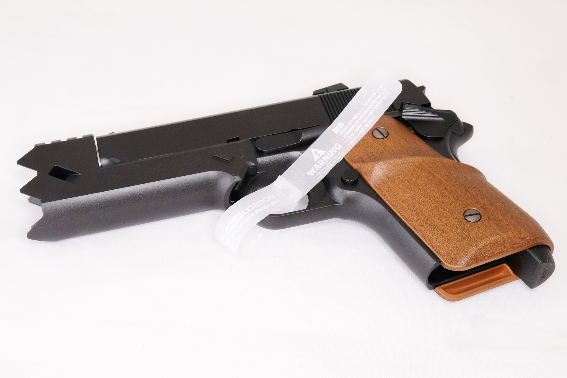 「千束の銃」のトリガーガードには公式の注意書きが巻かれている