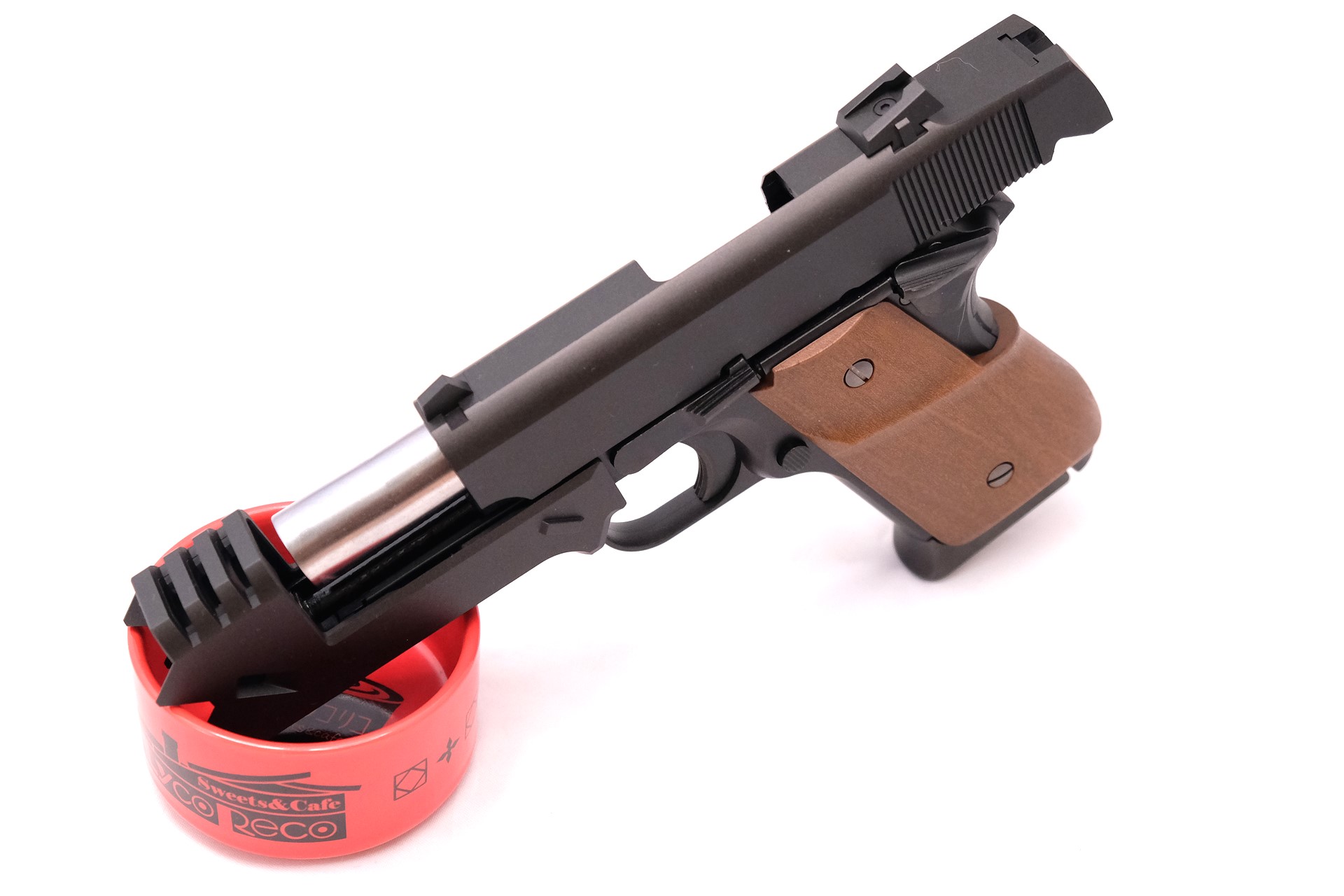 刻印の無いスライドが新造された。フロントとリアの背の高いサイトにも注目