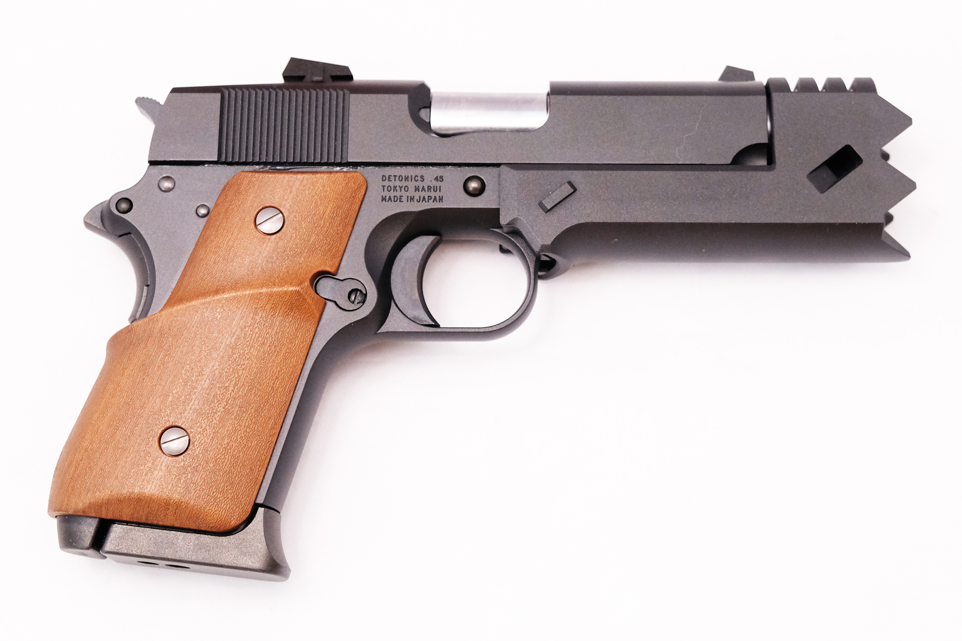 グリップの色合いは一見してリアルウッドを思わせる