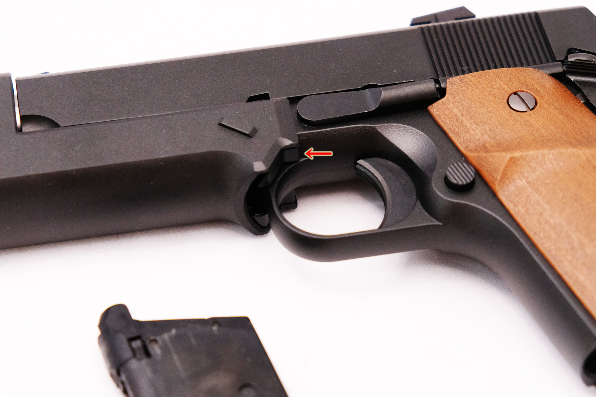 矢印部分がロックパーツ