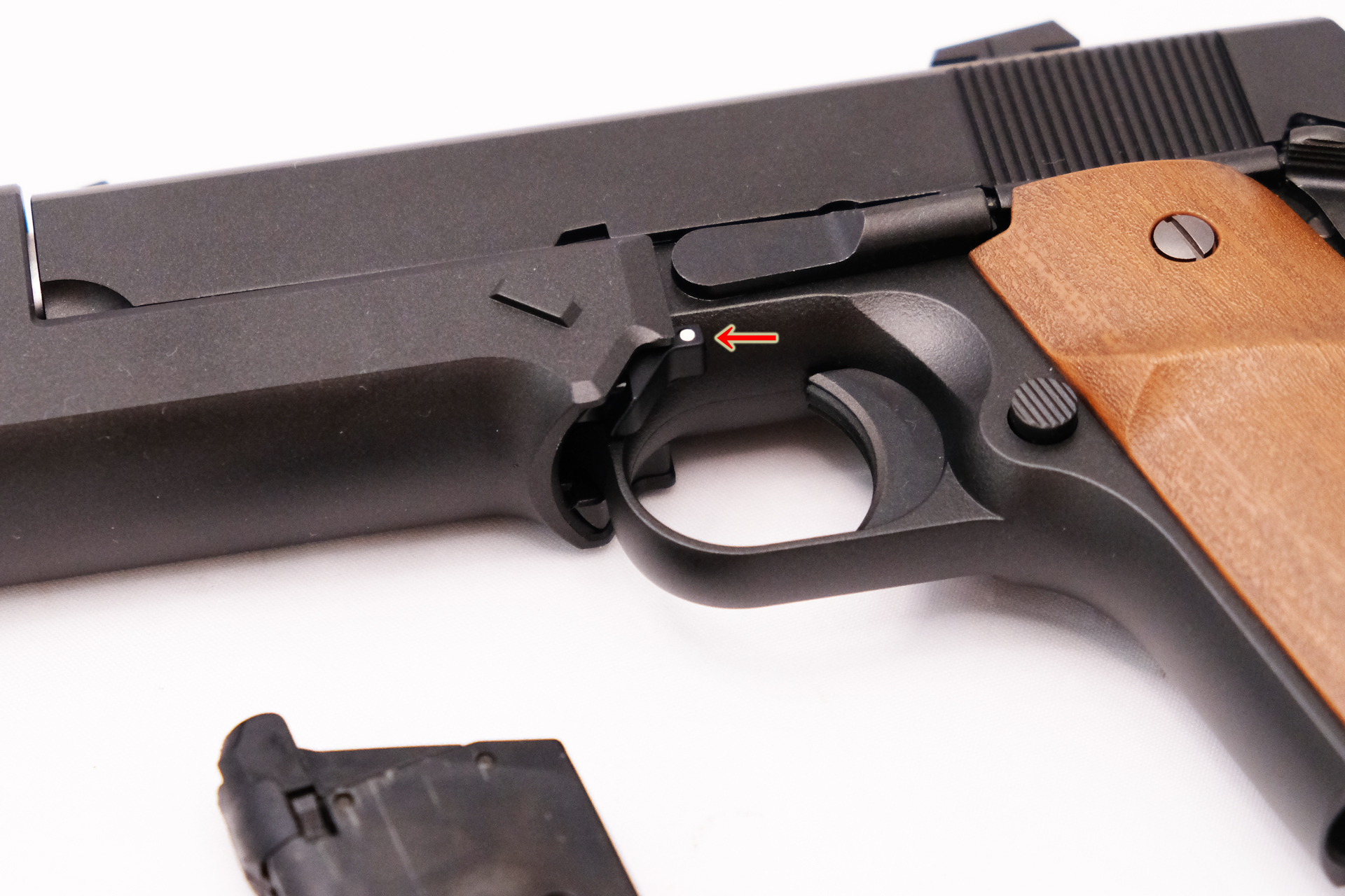 白いドットが見えるまでずらす。ドットは蓄光式なので解りやすい