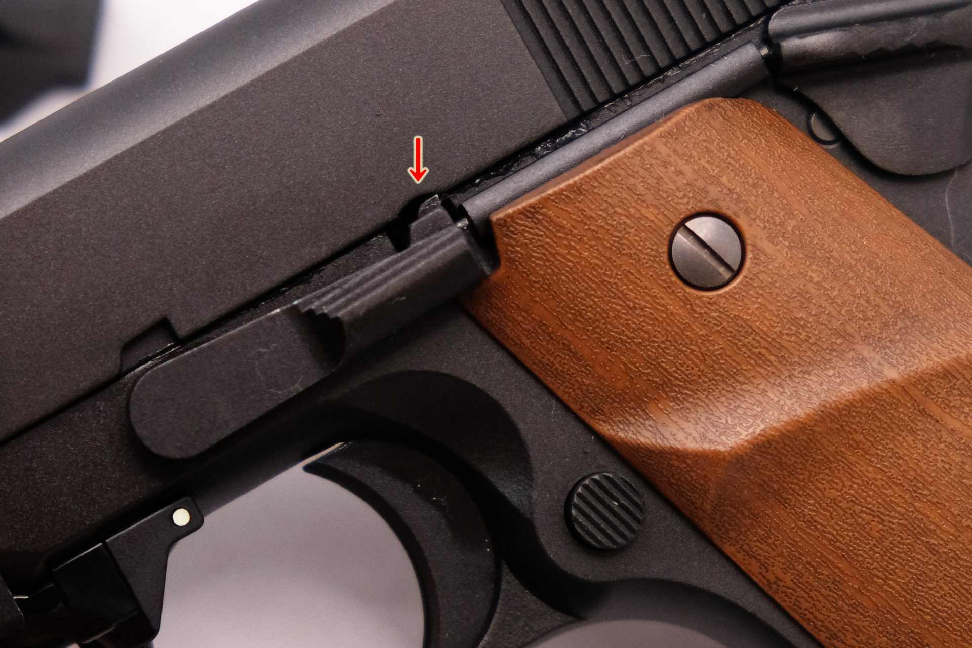 スライドストップは丸い切り欠きに合わせると抜ける