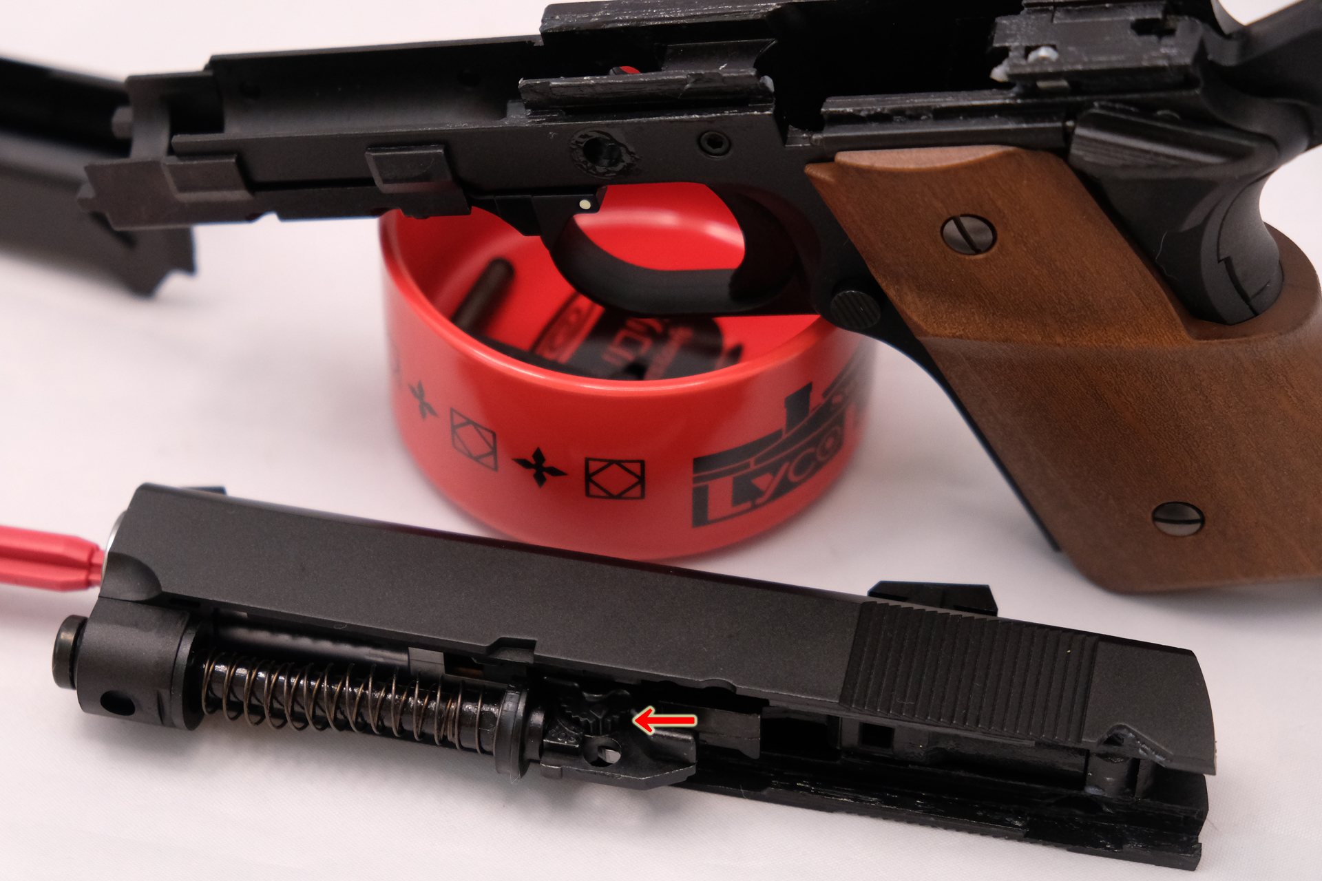 スライドを外せばダイヤル式でホップ調整が可能