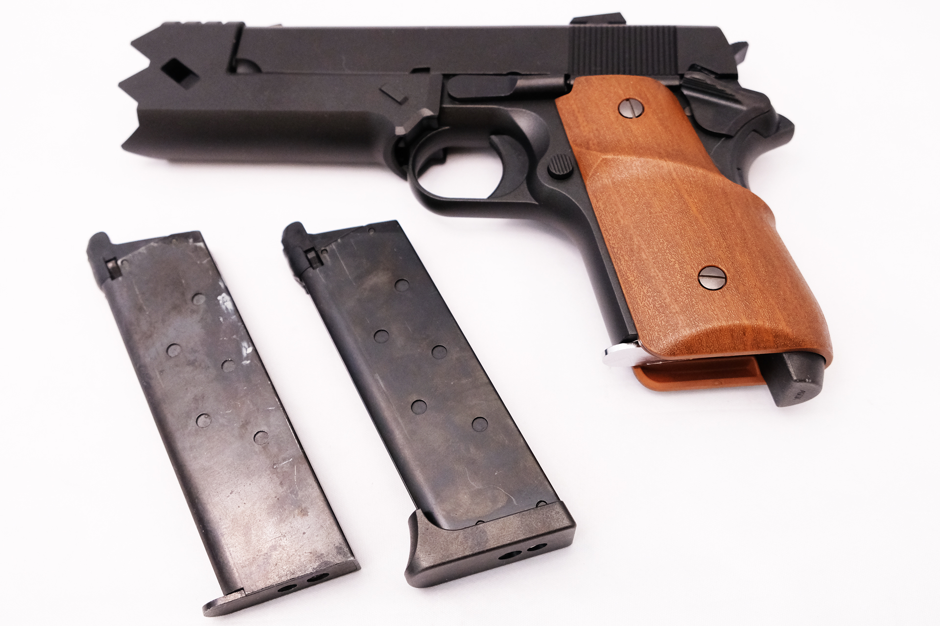 「千束の銃」にはガバメントシリーズ(ハイキャパのダブルカラムは除く)のマガジン(左)が使用可能