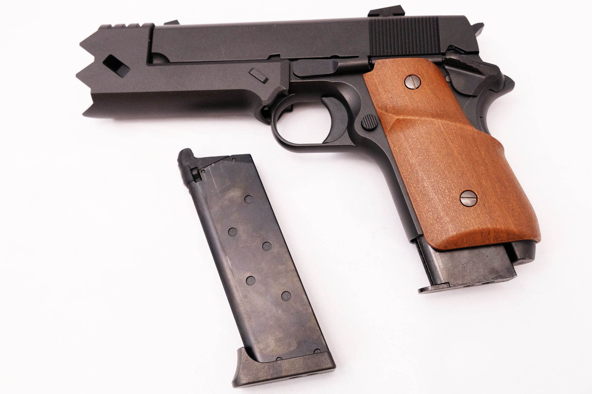 ガバメントのマガジンを装填した状態。見栄えは悪いが装弾数が増加する