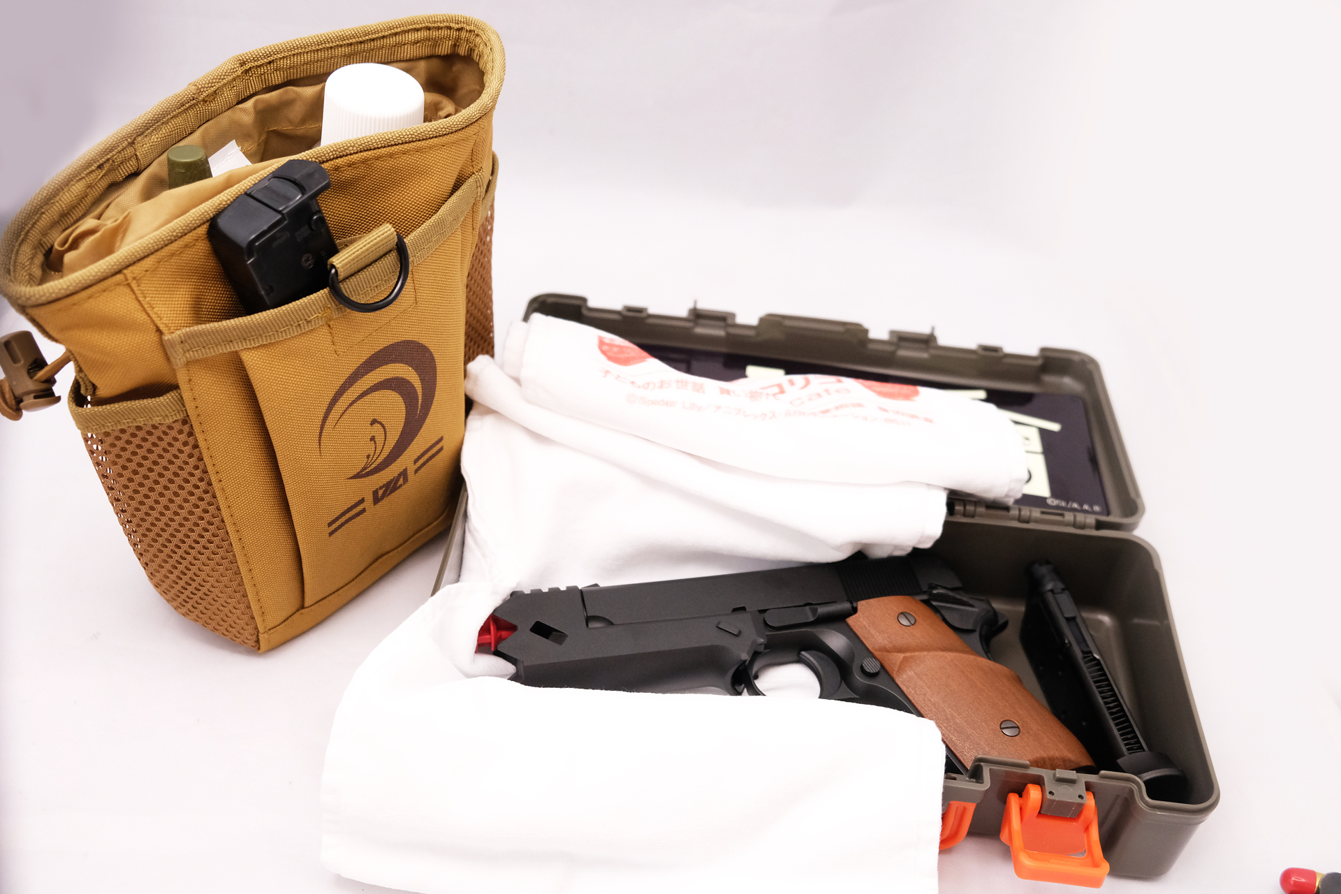 「ガンキャリーツールボックス」はマガジンを抜いた「千束の銃」がぴったり収まる。「マルチポーチ」はガスとBBボトルローダ－をまとめられる