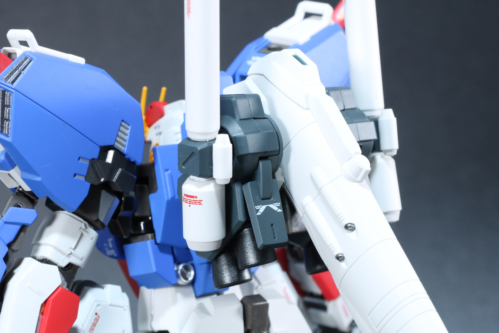 バックパックは上部のジョイント軸に装着。バックパックがディスプレイ用ジョイントパーツを覆う