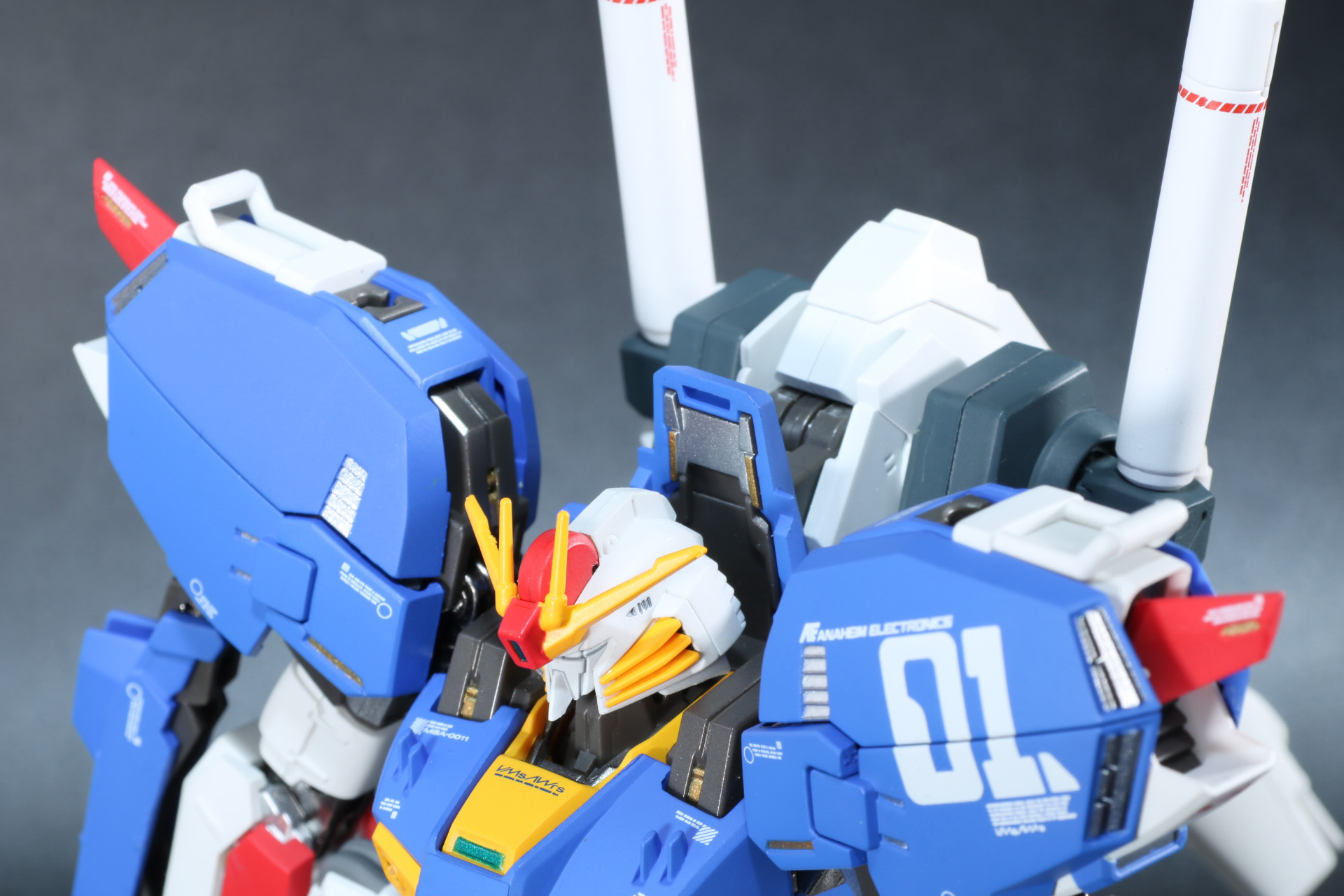 両肩部に主翼パーツを取り付ける