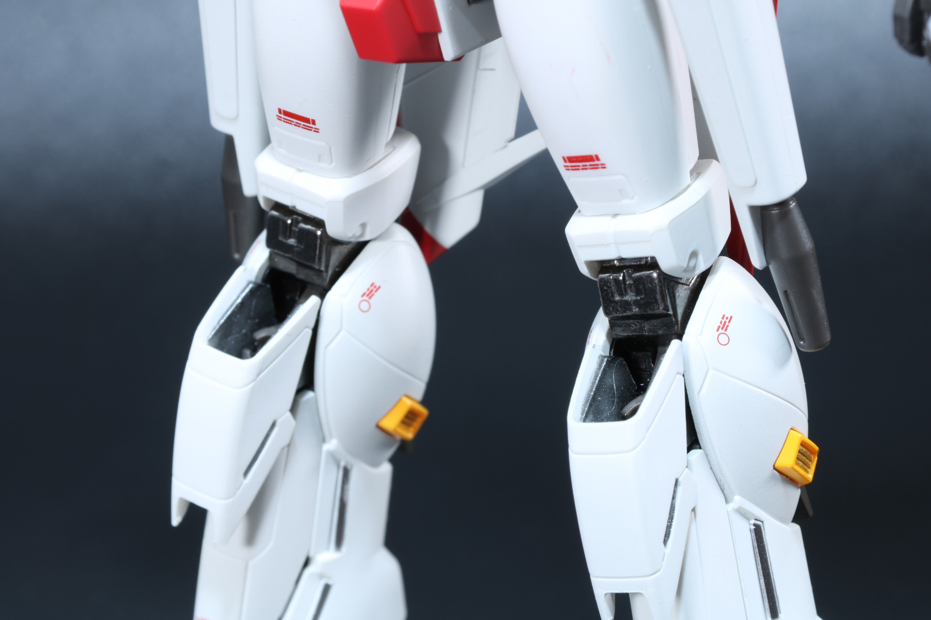 膝にサーベルラックを装着