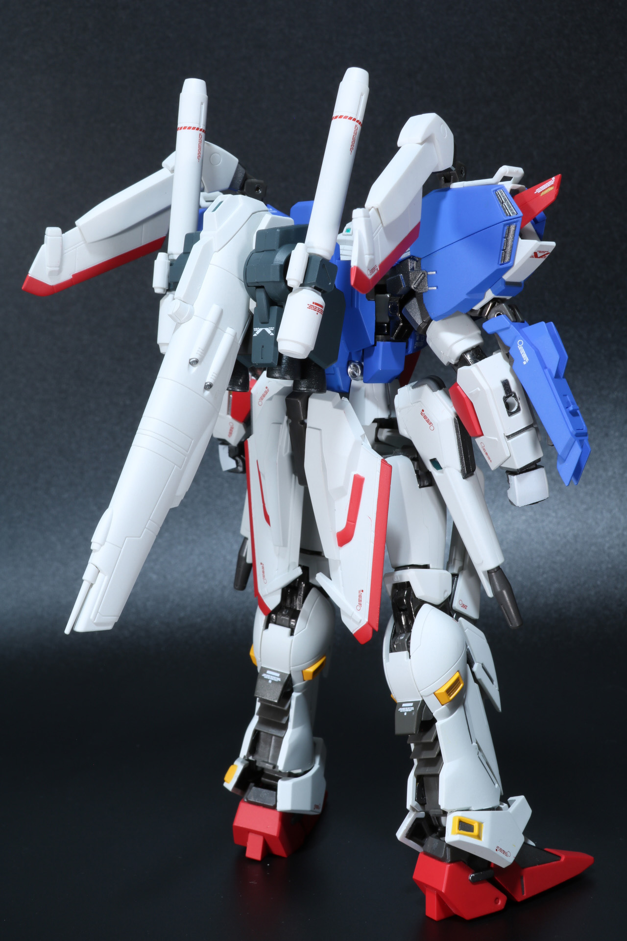 背面は迫力あるボリュームとなっている