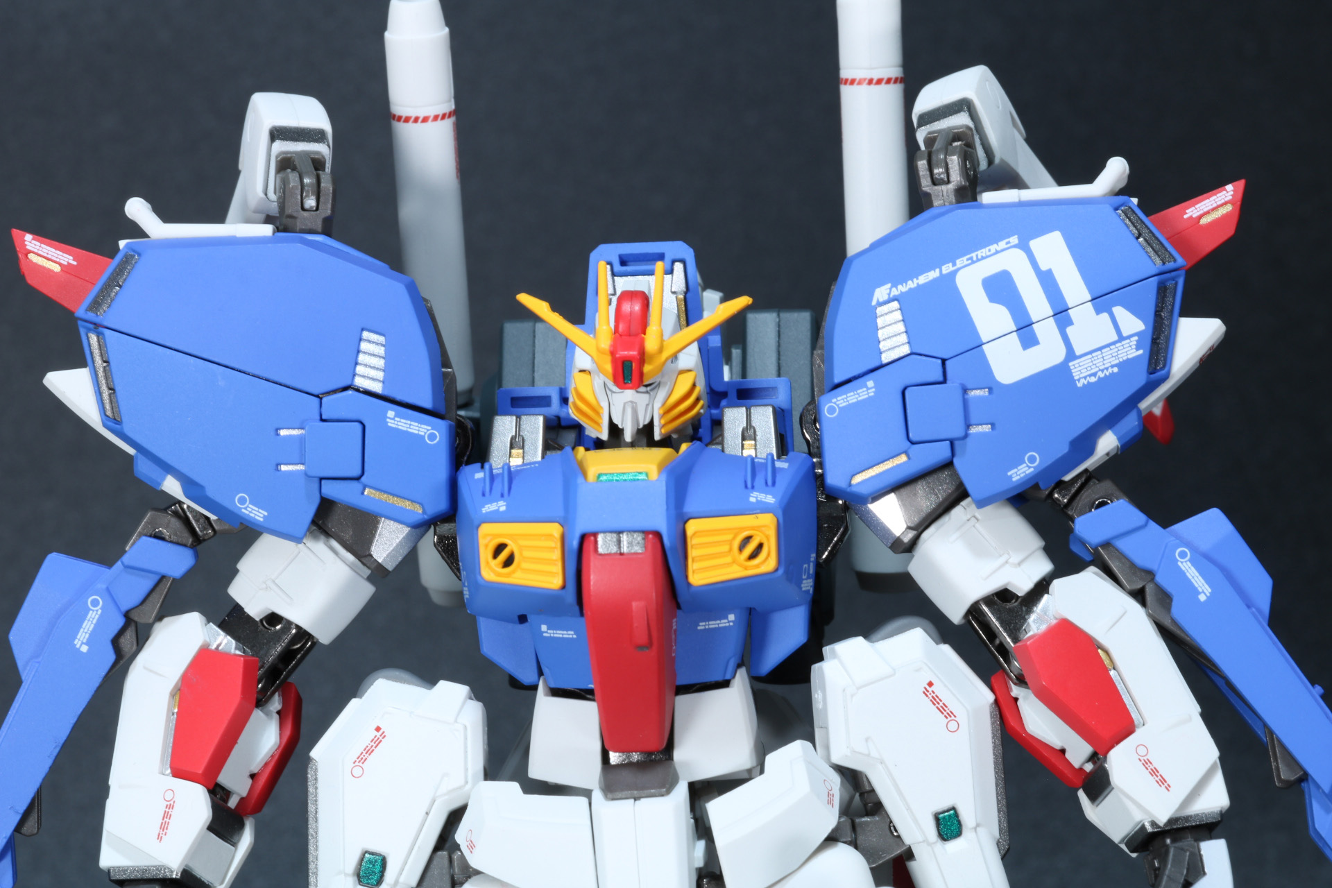 明るいブルーながら、重厚感ある雰囲気に仕上がっている