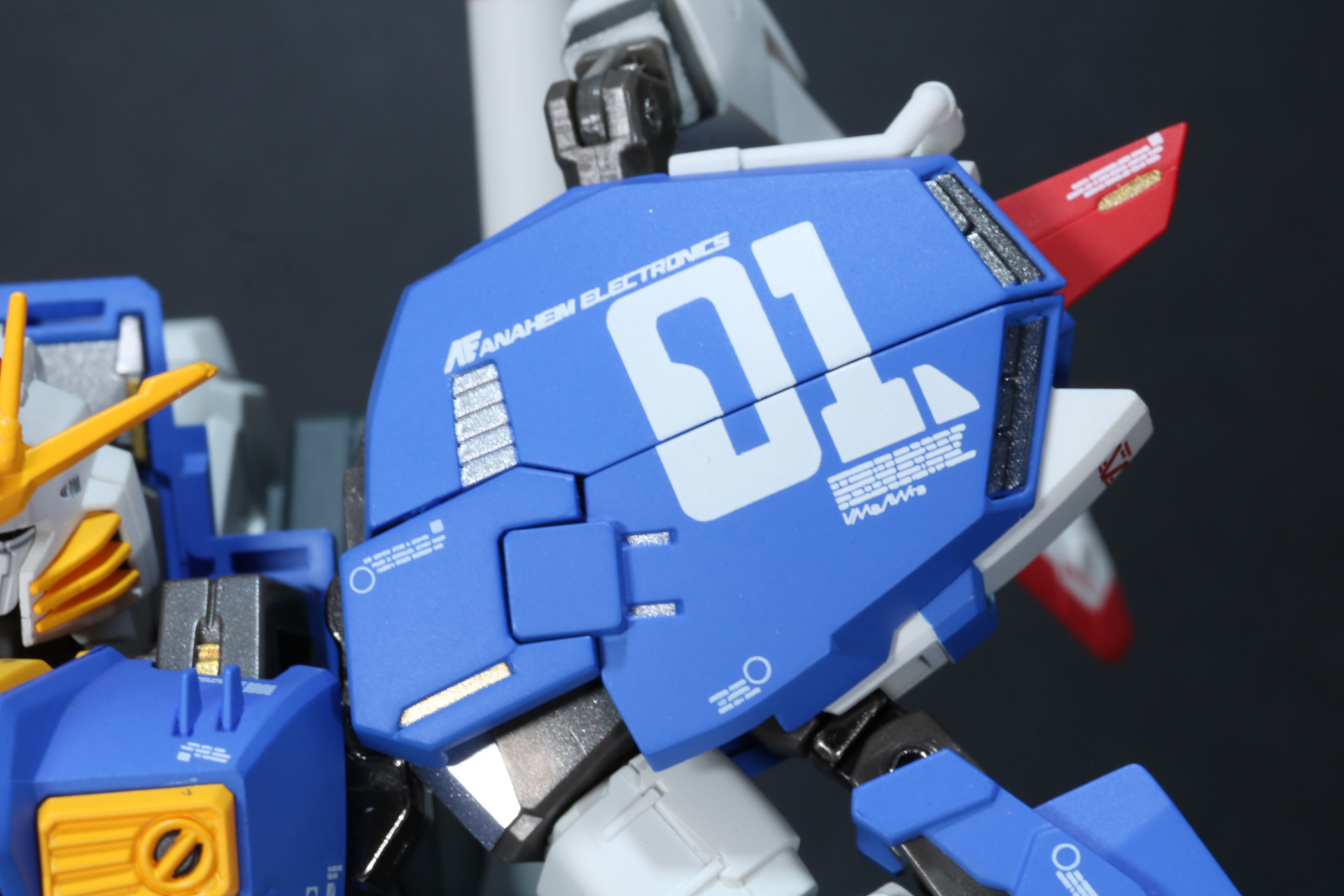 張り出した肩部