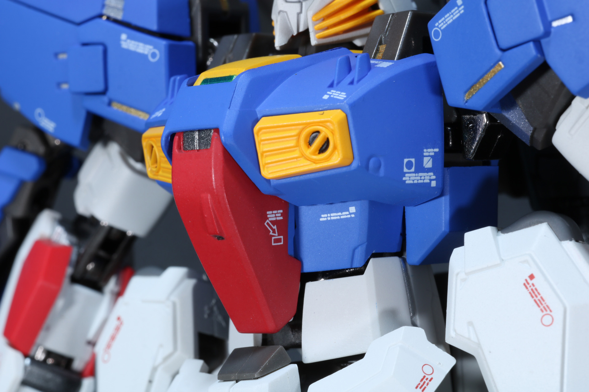 脚部は細身ながら丸みのあるふくらはぎや直線的な脛とメリハリのあるデザイン