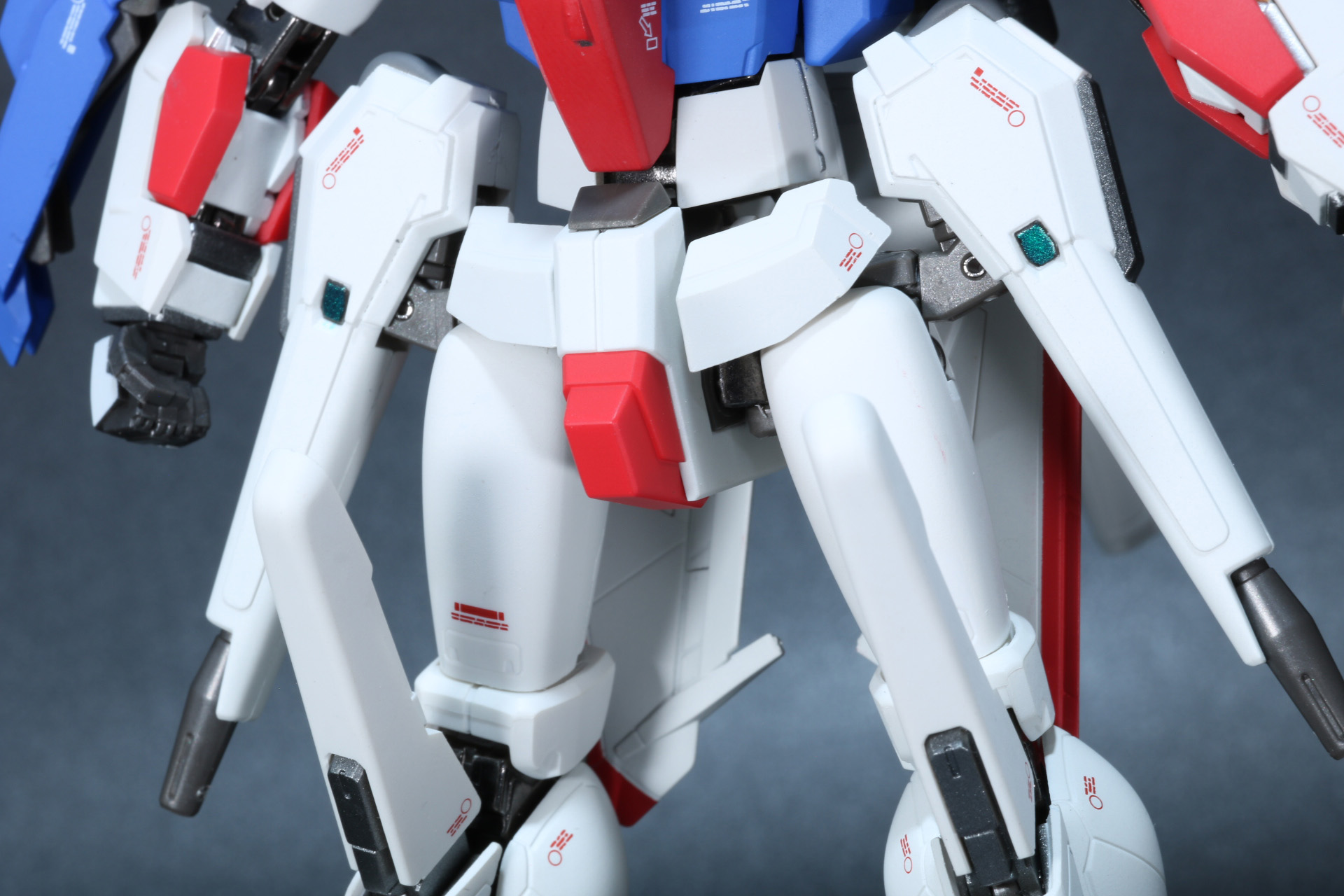 脚部は細身ながら丸みのあるふくらはぎや直線的な脛とメリハリのあるデザイン