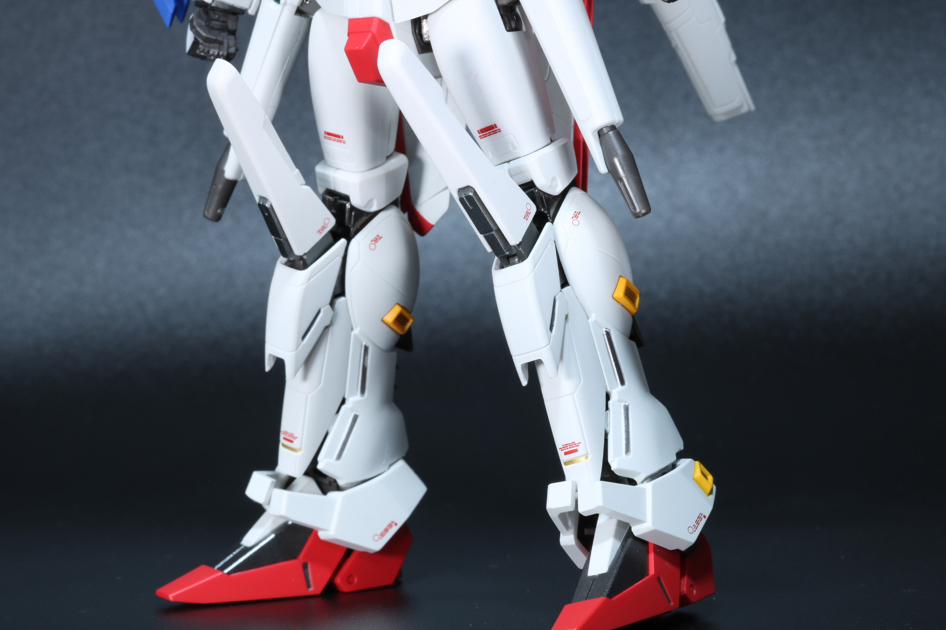 脚部は細身ながら丸みのあるふくらはぎや直線的な脛とメリハリのあるデザイン