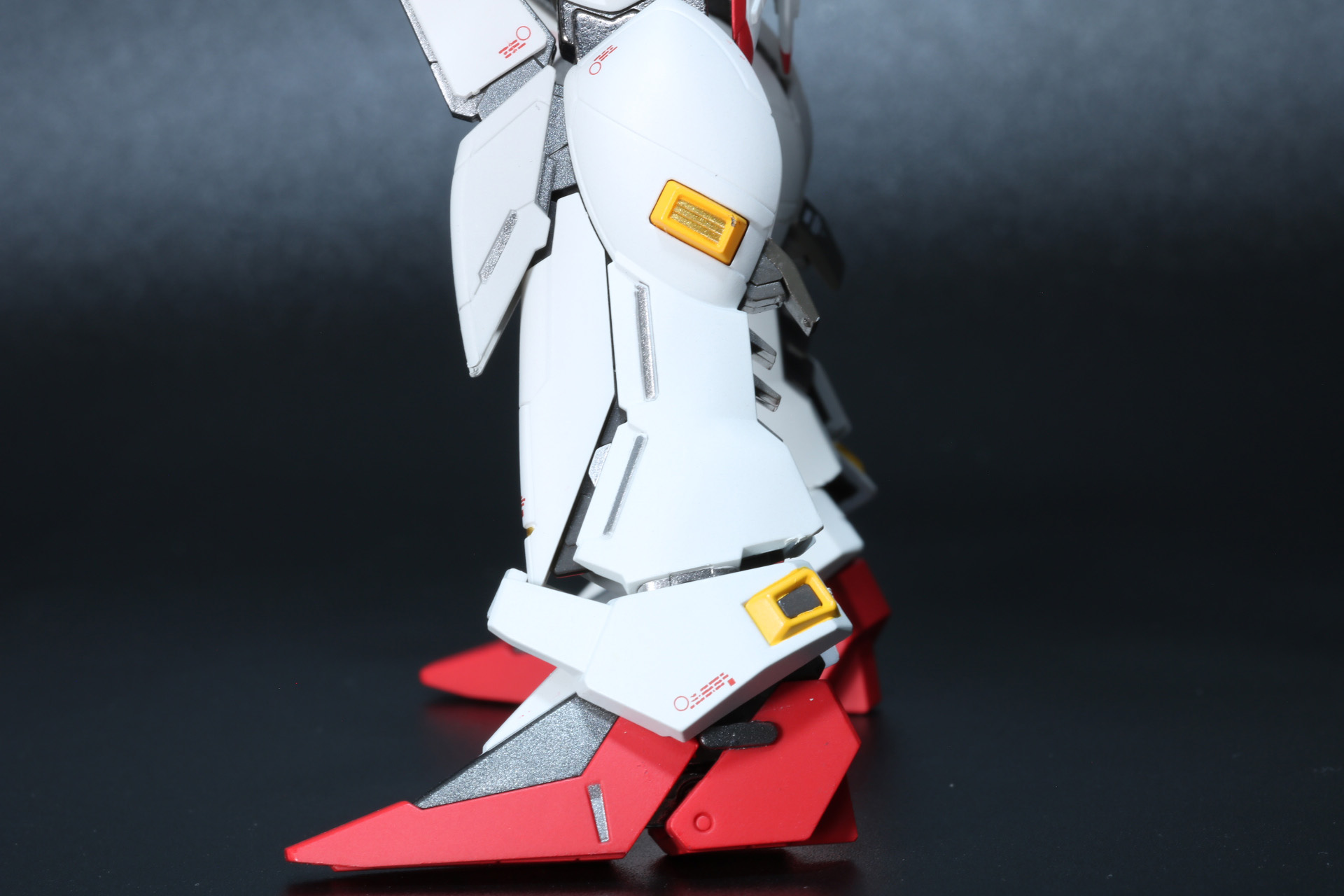 リア・スカートにもマーキングや色分けが施されている