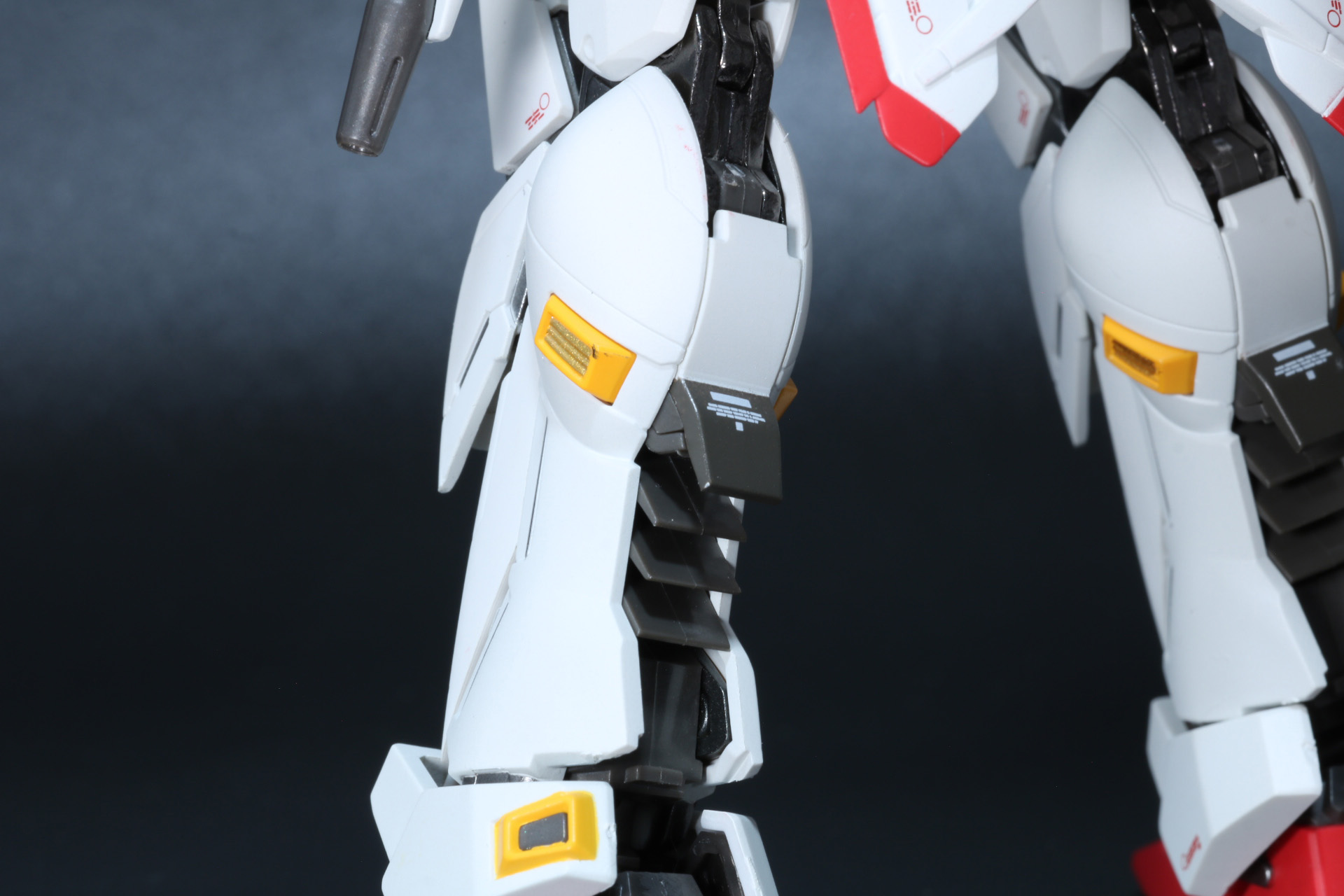 リア・スカートにもマーキングや色分けが施されている