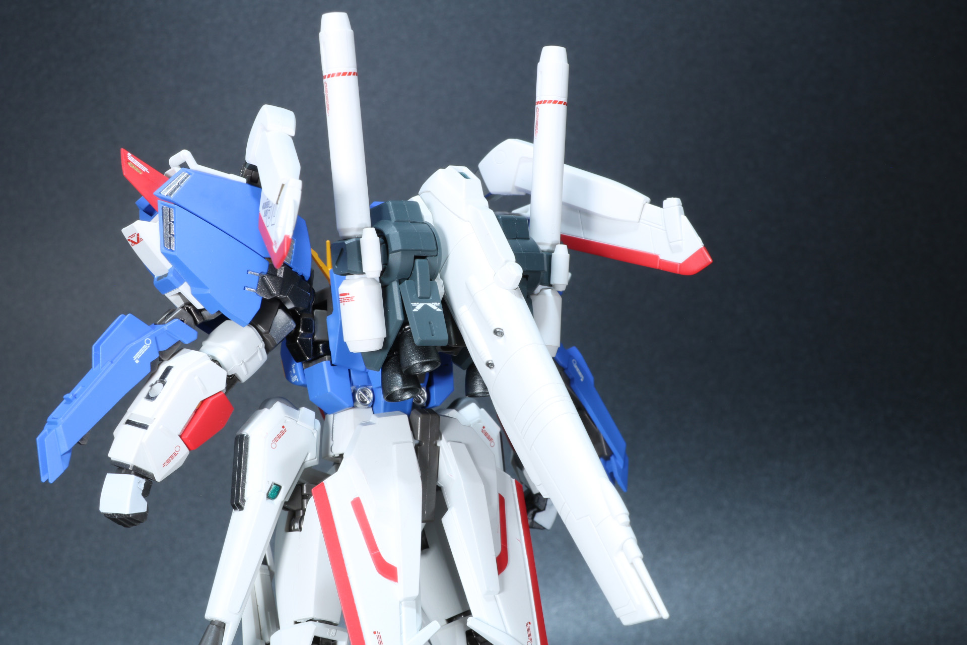 リア・スカートにもマーキングや色分けが施されている