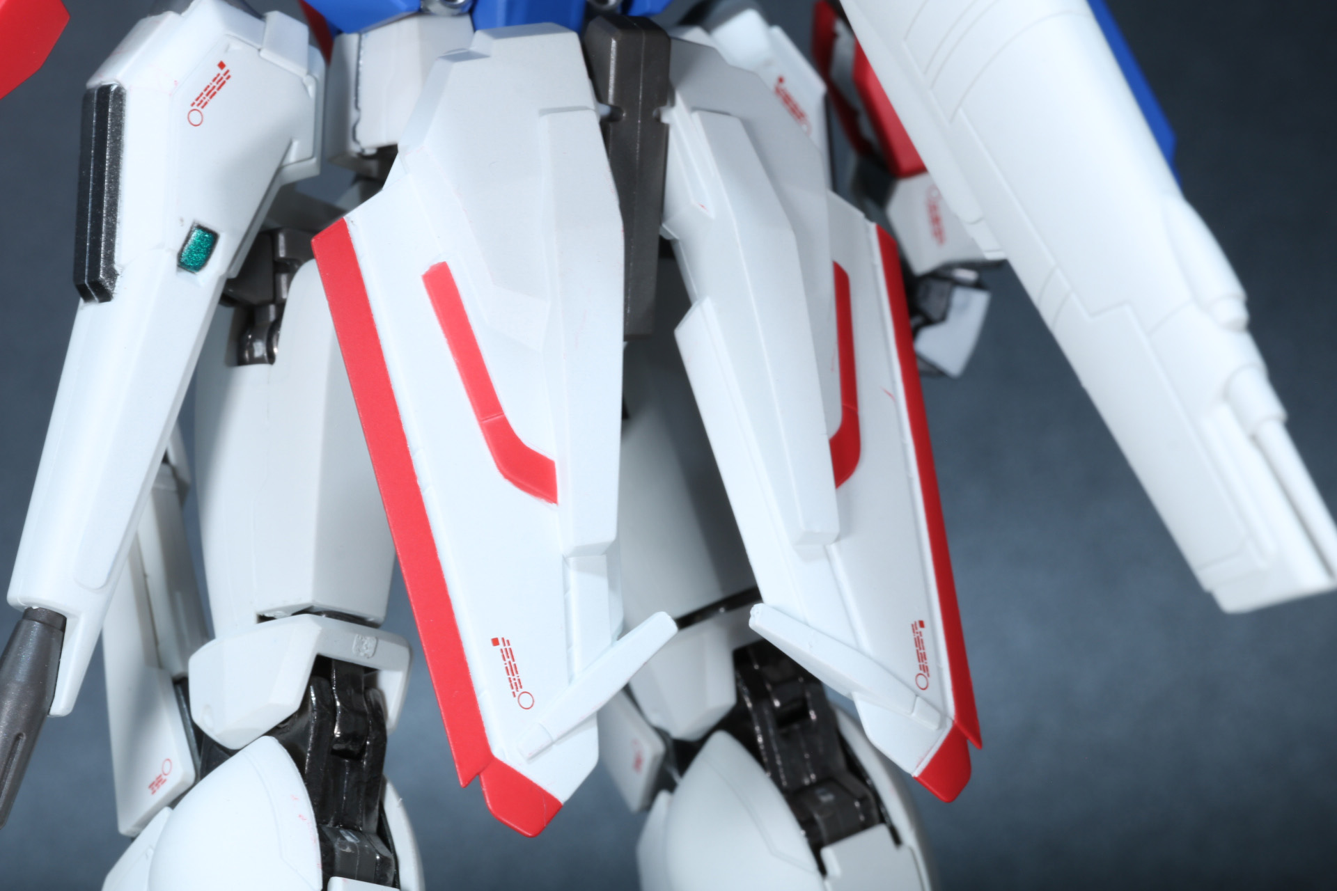 リア・スカートにもマーキングや色分けが施されている