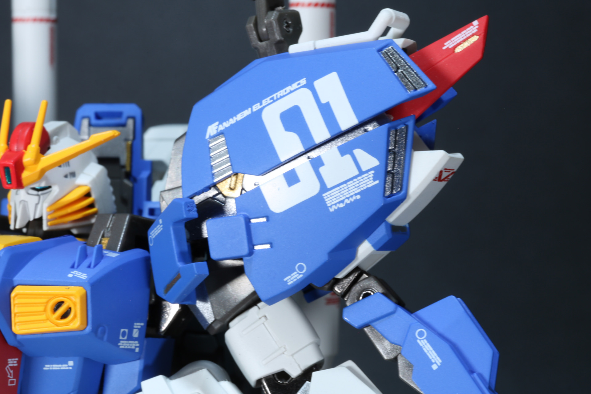 肩の装甲はスライド、根元部分の装甲も開き内部メカが露出