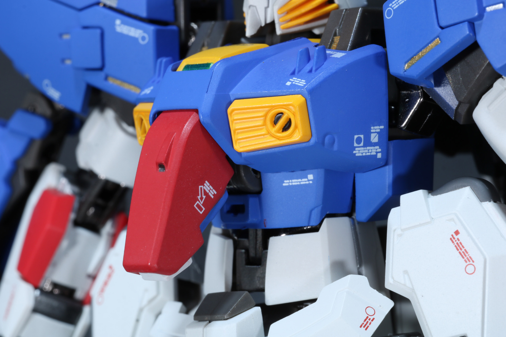 腹部の赤いブロックは可動し、腹部の動きをより柔軟にしてくれる