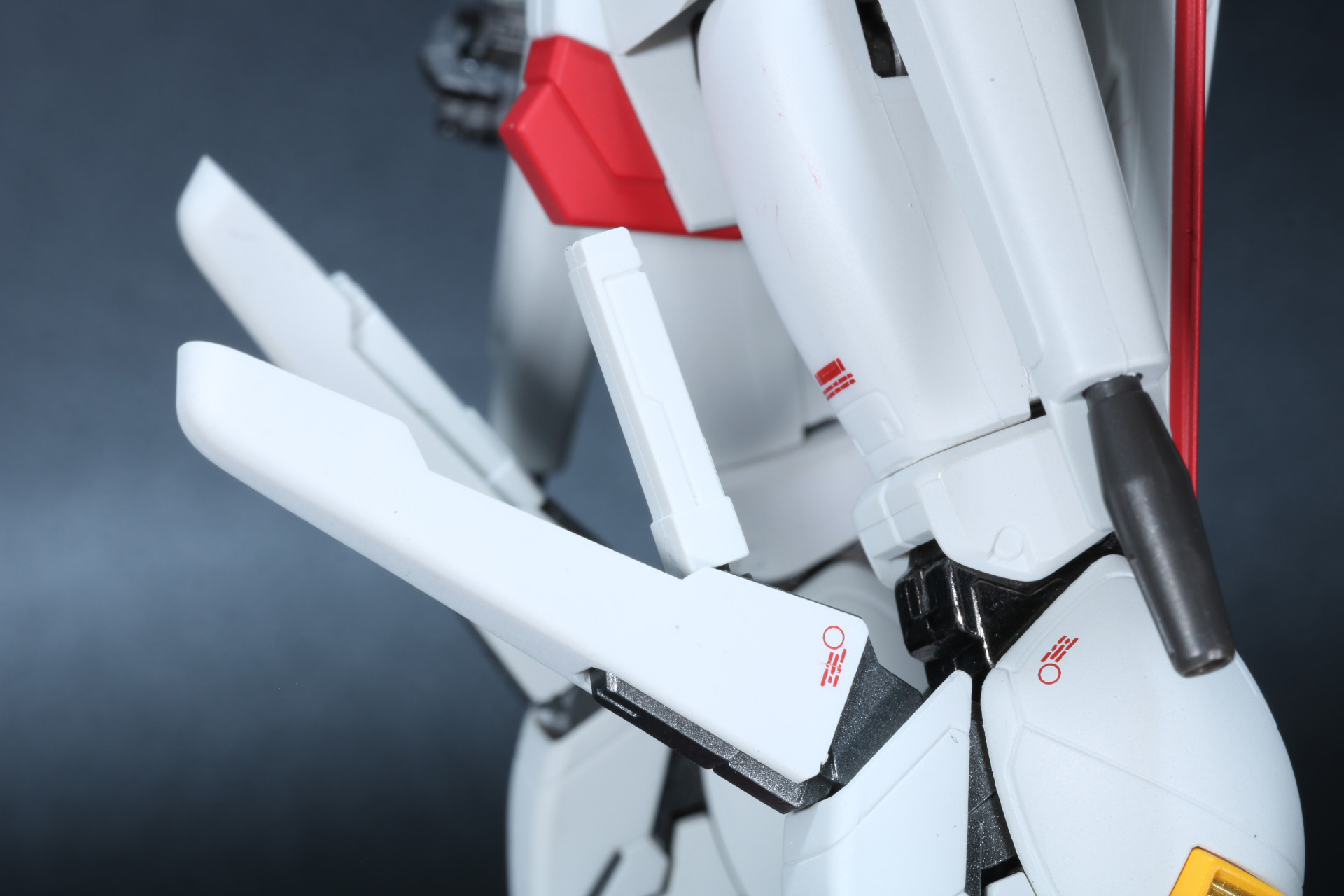 膝ビーム・サーベルラックからビーム・サーベルを出す動きも再現