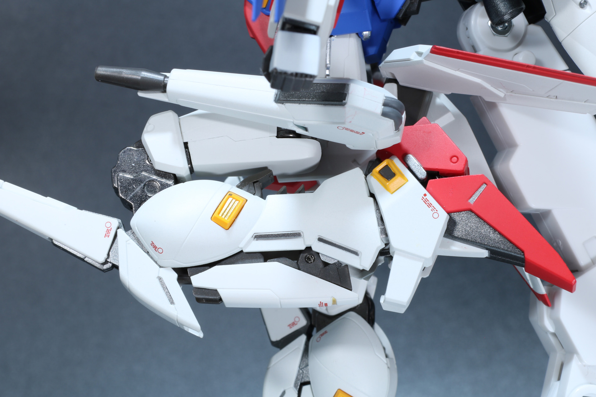 大きく脚部を動かすことで、装甲パーツも連動して可動。メカならではの動きが楽しめる